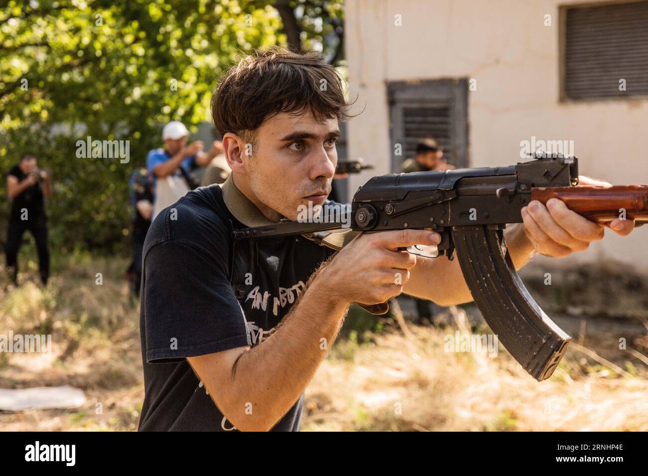 Odesa, Ukraine. 27. August 2023. Ein junger Freiwilliger Trans mit einem AK47-Gewehr als Mitglieder der Asowschen Brigade absolviert eine militärische Ausbildung für Zivilisten und Freiwillige. Die Asow-Einheit der ukrainischen Nationalgarde in Odessa bildet Zivilisten aus, die Überlebensfähigkeiten erlernen möchten, einschließlich Schießen, erste Hilfe leisten und Landminen erkennen. (Bild: © Svet Jacqueline/ZUMA Press Wire) NUR REDAKTIONELLE VERWENDUNG! Nicht für kommerzielle ZWECKE! Stockfoto