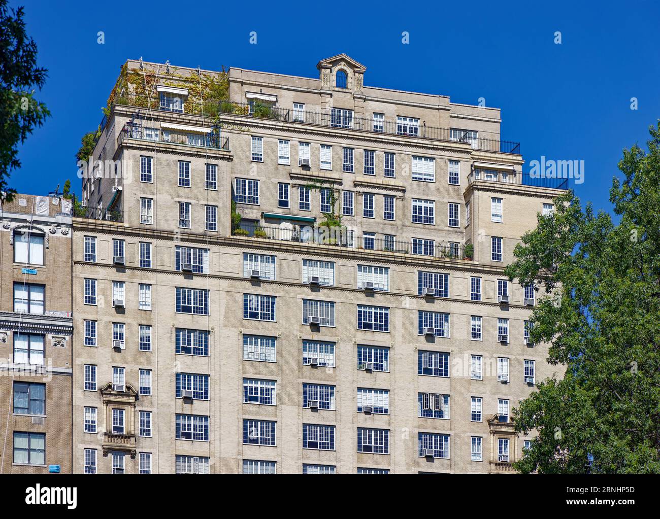 Upper West Side: Emery Roth entwarf 275 den Central Park West im Stil der Neorenaissance. Das Ziegel-und-Terrakotta-Wahrzeichen wurde 1931 fertiggestellt. Stockfoto