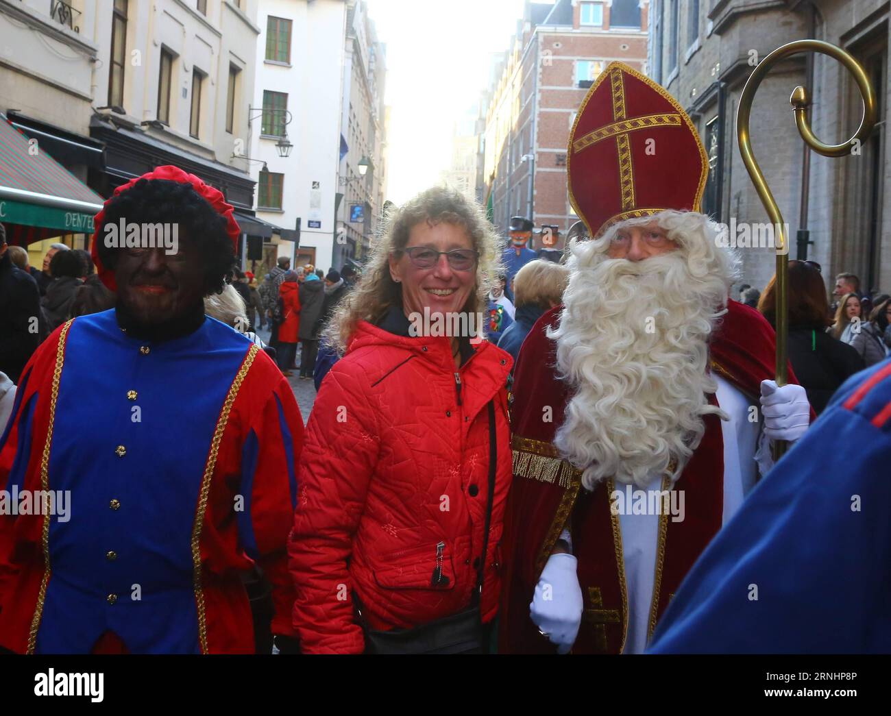 Ein Tourist macht Fotos mit Saint-Nicolas während der Saint-Nicolas Parade in Brüssel, Belgien, 3. Dezember 2016. Saint-Nicolas, einer der Quellen der beliebten Weihnachtssymbole des Weihnachtsmanns, wird jährlich am Nikolaustag gefeiert. )(gj) BELGIEN-BRÜSSEL-SAINT NICOLAS GongxBing PUBLICATIONxNOTxINxCHN ein Tourist fotografiert mit Saint Nicolas während der Saint Nicolas Parade in Brüssel Belgien DEC 3 2016 Saint Nicolas, einer der Quellen der beliebten Weihnachtsfigur des Santa Claus, WIRD jährlich AM St. Nikolaus Tag GJ Belgien Brüssel gefeiert St. Nicolas GongxBing Stockfoto