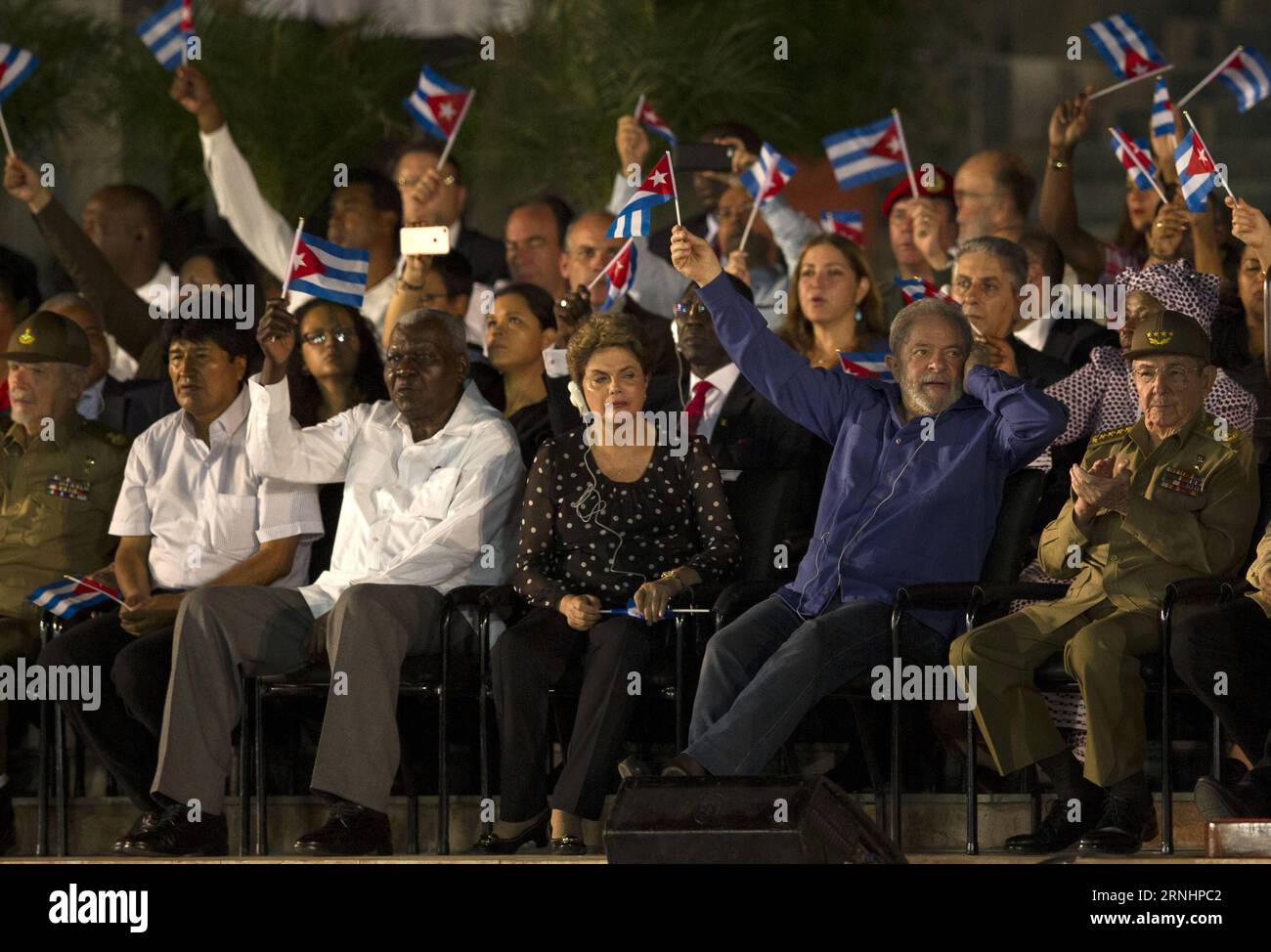 (161204) -- SANTIAGO DE CUBA, 4. Dezember 2016 -- bolivianischer Präsident Evo Morales (2. L), ehemalige brasilianische Präsidenten Dilma Rousseff (4. L) und Luiz Inacio Lula da Silva (2. R), und der kubanische Präsident Raul Castro (R) nehmen am 3. Dezember 2016 an einer Massenveranstaltung Teil, um dem kubanischen Revolutionsführer Fidel Castro auf dem Platz der Revolution in Santiago de Cuba (Kuba) zu huldigen. Die Asche des kubanischen Revolutionsführers Fidel Castro kam am Samstag in Santiago de Cuba an, wo er am Sonntag auf dem Friedhof Santa Ifigenia zur Ruhe gebracht wird. David de la Paz (zcc) KUBA-SANTIAGO DE CUBA-POLITICS-FIDEL CASTRO e D Stockfoto