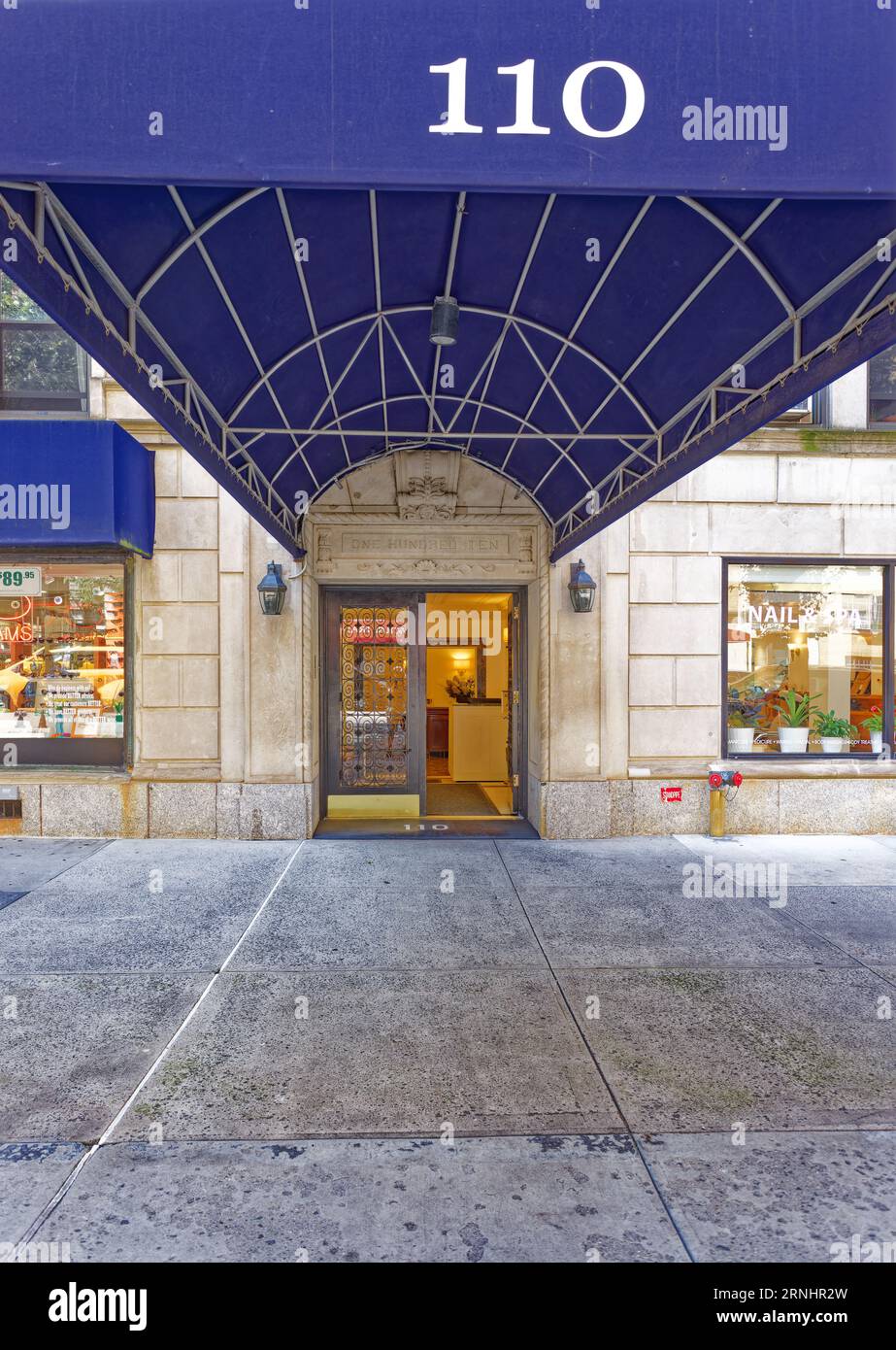 Upper West Side: Emery Roth entwarf Manhattan Landmark 110 West 86th Street im Neorenaissance-Stil, mit Ziegeln, Steinen und Terrakotta. Stockfoto