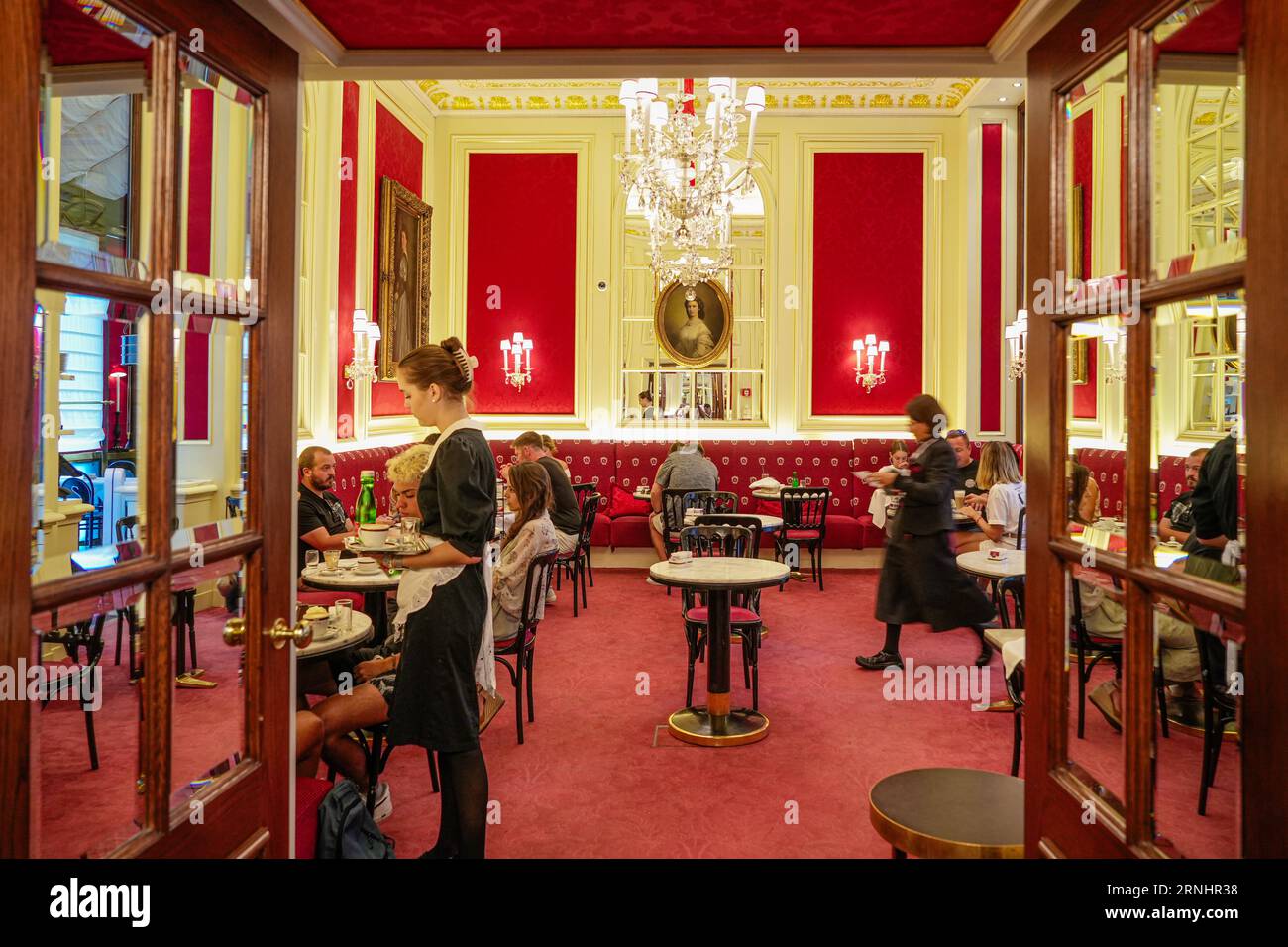 Österreich, Wien - 28. August 2023 : im Hotel Sacher Café. Stockfoto