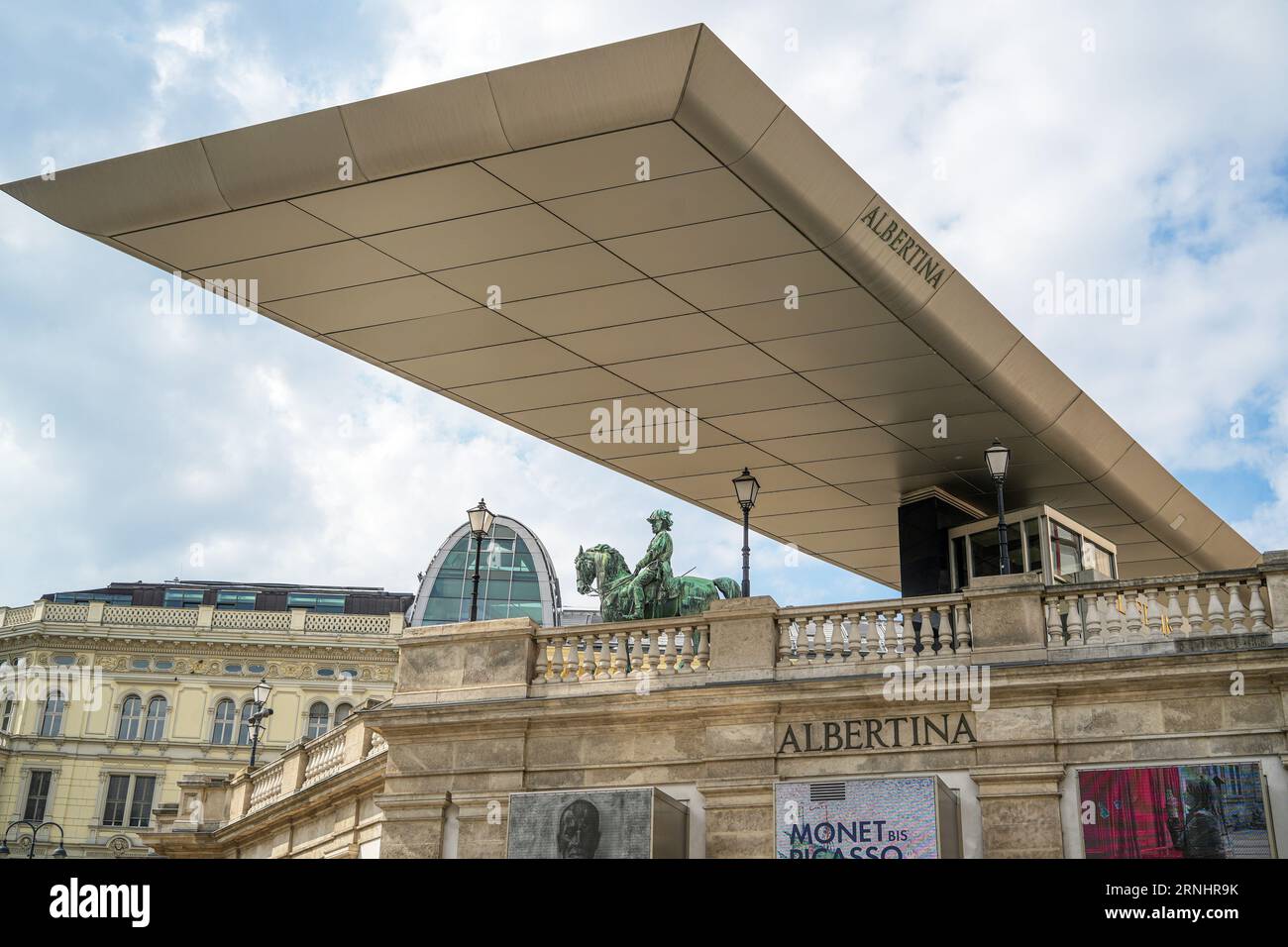 Wien, Österreich - 28. August 2023: Außenansicht des Albertina Museums. Die Albertina ist eine der wichtigsten Galerien mit rund 65.000 Zeichnungen und Stockfoto