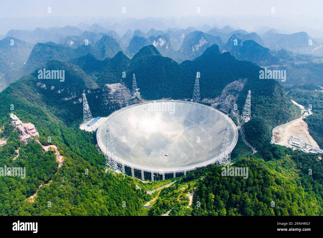 PEKING -- das Foto vom 24. September 2016 zeigt das 500-Meter-Aperture Spherical Telescope (FAST) im Pingtang County, Provinz Guizhou im Südwesten Chinas. Das SCHNELLE, weltweit größte Radioteleskop mit einem Durchmesser von 500 Metern wurde fertiggestellt und am 25. September in Betrieb genommen. FAST, auch Chinas Auge des Himmels genannt, ist das größte und empfindlichste Funkteleskop der Welt, und China besitzt die geistigen Eigentumsrechte daran. Die Arbeiten an dem fast 1,2-Milliarden-Yuan (180 Millionen US-Dollar) Projekt begannen 2011 und die Installation der Hauptstruktur des Teleskops - ein 4.450-Panel-Reflektor Stockfoto