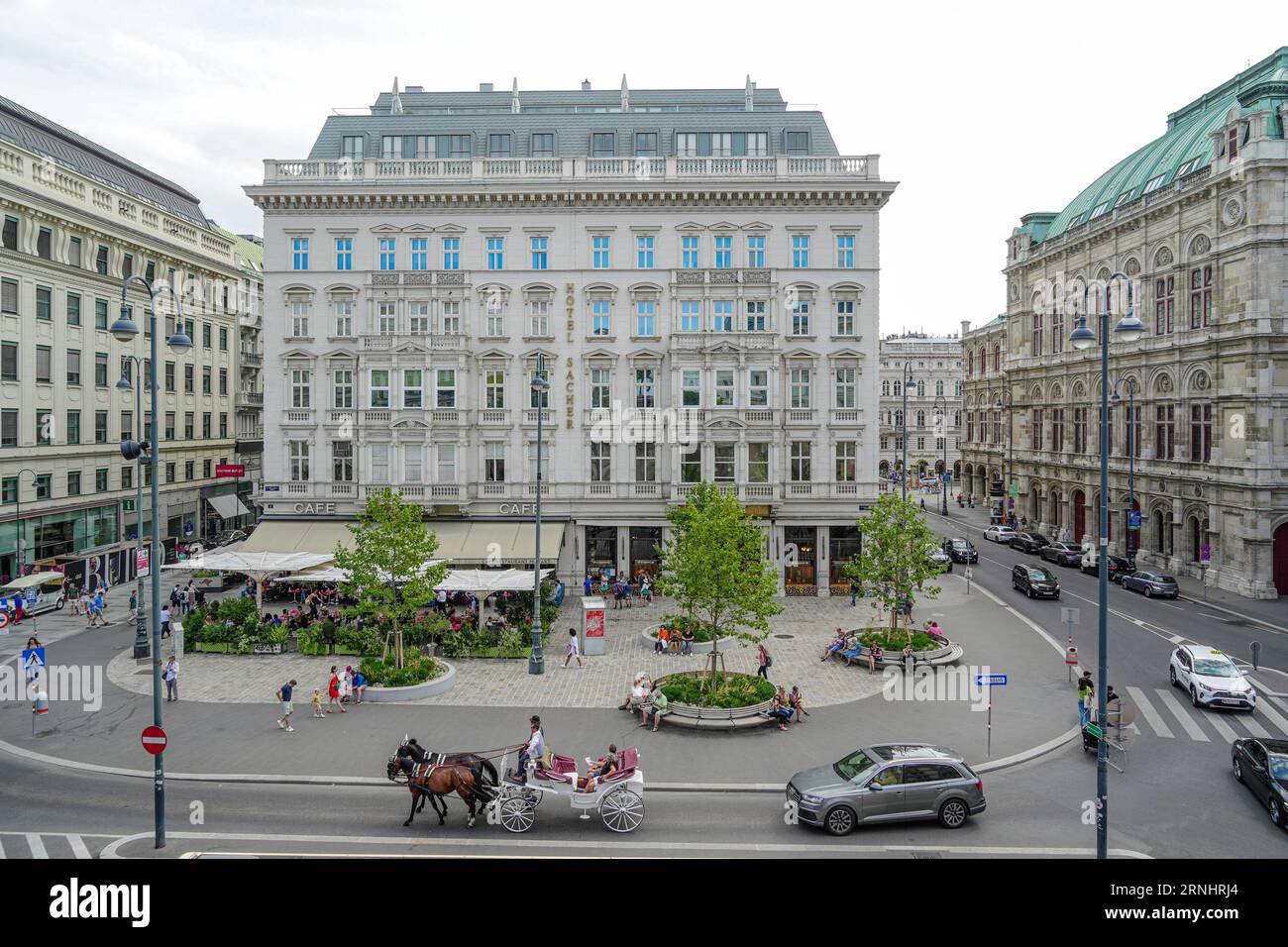 Wien, Österreich - 28. August 2023: Das Hotel Sacher ist ein Luxushotel in der Nähe der Wiener Staatsoper. Sie ist berühmt für die Sachertorte. Stockfoto