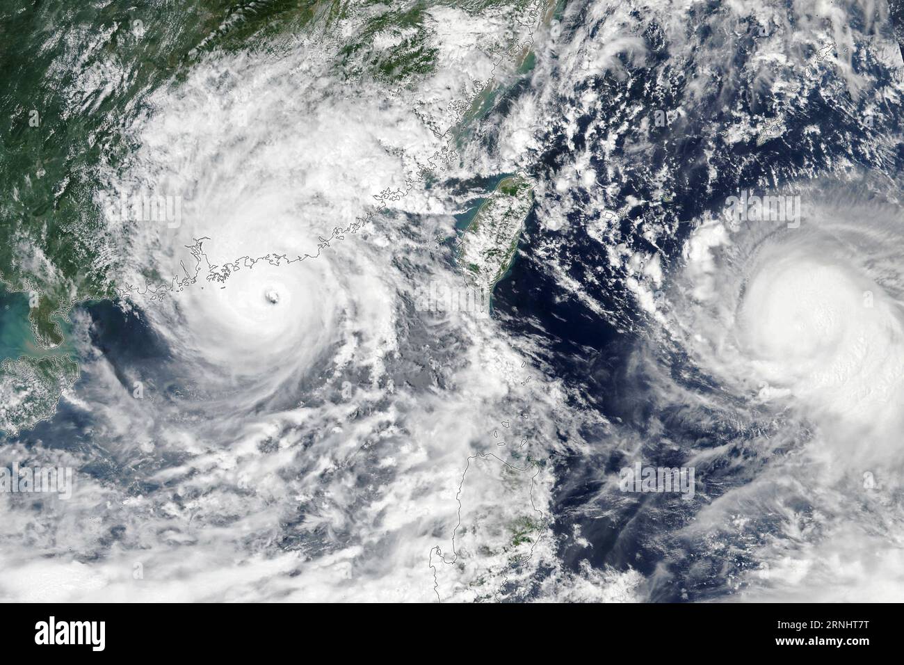 Hongkong, China. September 2023. NOAA-NASA Suomi NPP-Satellitenbild, das den Taifun Saola zeigt, der am 1. September 2023 an Hong Kong vorbeisaust, während er in der chinesischen Küste landete. Auf der rechten Seite, weiter hinaus zum Meer, bewegte sich Taifun Haikui nach Westen in Richtung Taiwan. Quelle: Suomi NPP/NOAA-NASA/Alamy Live News Stockfoto