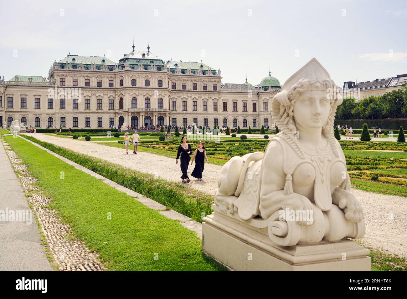 Wien, Österreich, August 27 2023, Skulptur der Sphinx mit St. Stephansdom im Hintergrund. Das Belvedere ist ein prachtvoller Barockpalast W Stockfoto