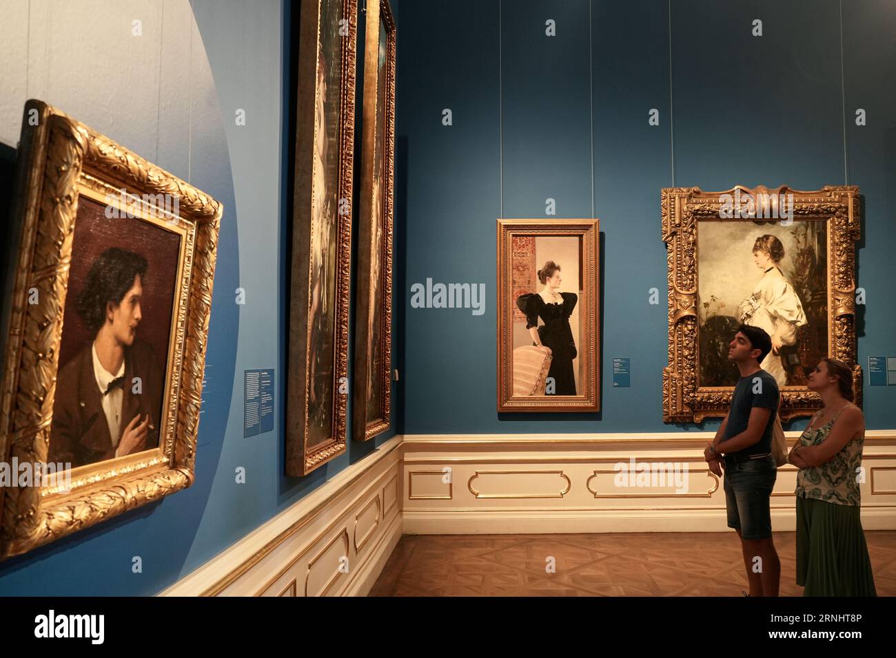 Wien, Österreich - 28. August 2023: Besucher in den Museumsräumen des Schlosses Belvedere in Wien. Stockfoto
