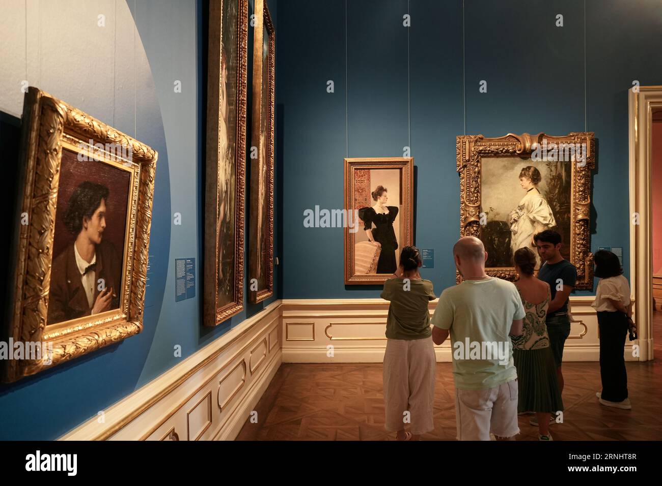 Wien, Österreich - 28. August 2023: Besucher in den Museumsräumen des Schlosses Belvedere in Wien. Stockfoto