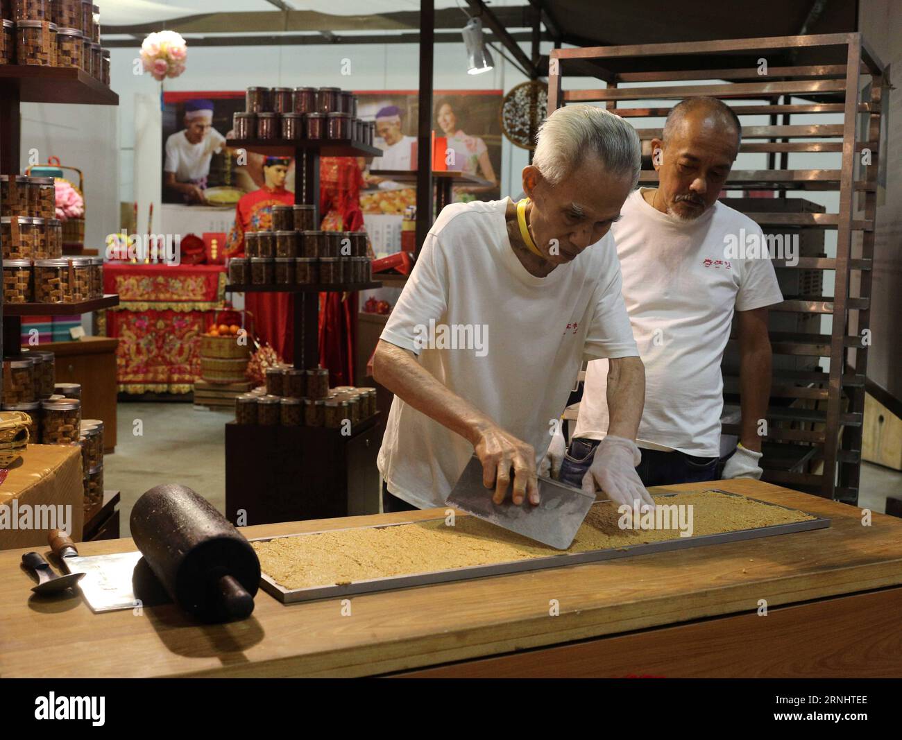 (161209) -- SINGAPUR, 9. Dezember 2016 -- Lebensmittelhändler bereiten traditionelle Snacks während des Teochew Festivals 2016 auf der Marina Bay Sands Expo and Convention Center in Singapur, 9. Dezember 2016, zu. Das Teochew Festival 2016, das am Freitag begann, bietet kulturelle Galerie, exquisite Handwerkskunst, Teochew fest sowie kulturelle Aufführungen. ) (Zjy) SINGAPORE-TEOCHEW FESTIVAL BaoxXuelin PUBLICATIONxNOTxINxCHN Singapore DEC 9 2016 Lebensmittelhändler bereiten traditionelle Snacks während des Teochew Festivals 2016 AUF DER Singapore S Marina Bay Sands EXPO und dem Convention Center DEC 9 2016 dem Teochew Festival 2016 zu Stockfoto