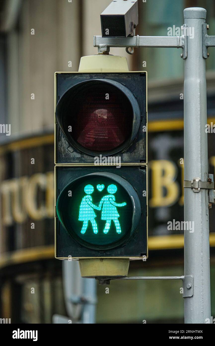 Schöne Fußgängerampel in Wien Paar hält Hände mit Liebe, grünes Licht. Stockfoto