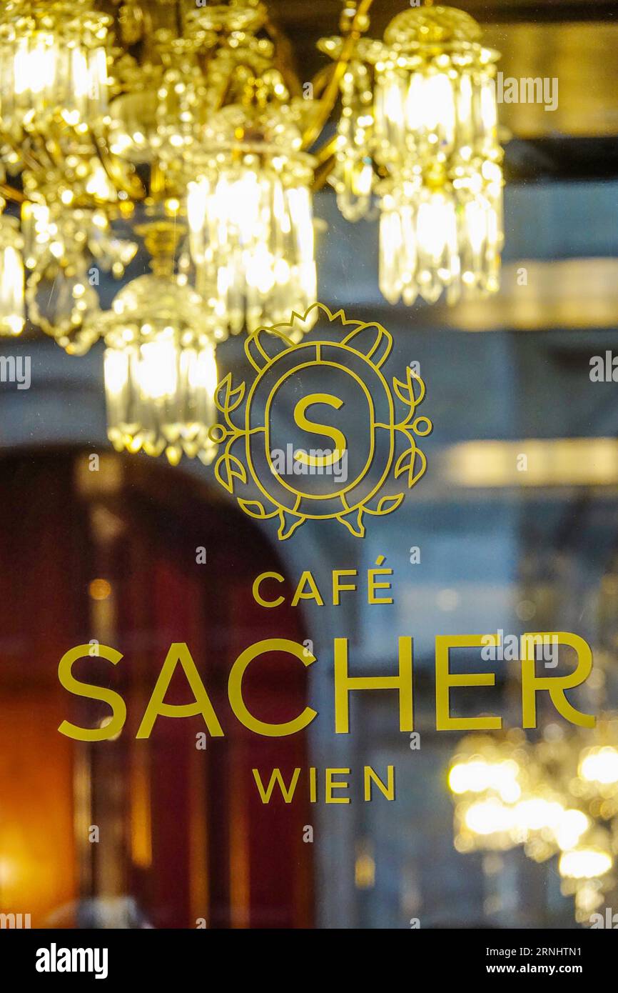 Österreich, Wien - 28. August 2023 : im Hotel Sacher Café. Stockfoto