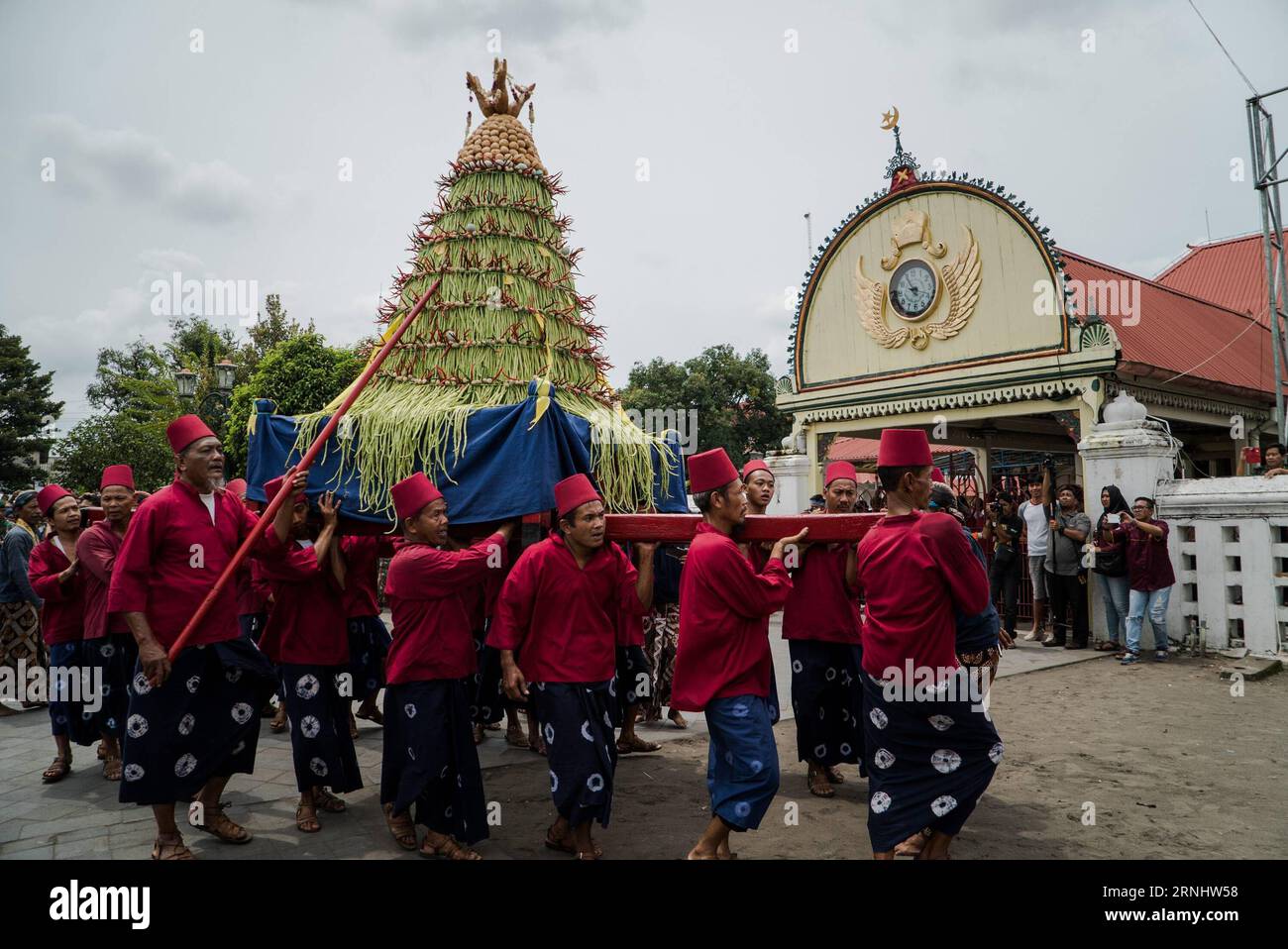(161212) -- YOGYAKARTA, 12. Dezember 2016 -- Menschen tragen den Gunungan während der Grebeg-Maulud-Prozession, um den Geburtstag des Propheten Mohammed in Yogyakarta, Indonesien, 12. Dezember 2016 zu feiern. Der Yogyakarta-Palast hielt ein Grebeg-Ritual ab, indem er sieben Gunungan machte, die als Symbol des Segens in Erinnerung an den Geburtstag des Propheten Mohammed angefochten werden. (yk) INDONESIEN-YOGYAKARTA-PROPHET-BIRTHDAY-CELEBRATION OkaxHamied PUBLICATIONxNOTxINxCHN 161212 Yogyakarta DEZ 12 2016 Prominente tragen den Gunungan während der Grebeg Maulud Prozession, um den Propheten Mohammed S Geburtstag in Yogyakarta Indo zu feiern Stockfoto