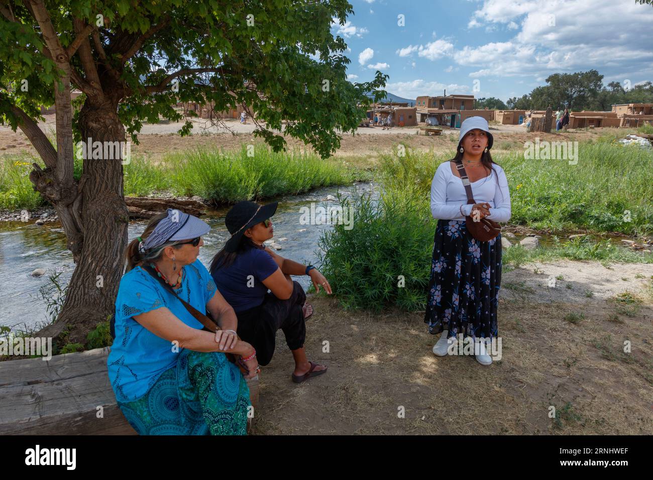 Unser Reiseleiter am Taos Pueblo, erbaut vom Tiwa-Stamm, ist einer der ältesten ständig bewohnten Orte in den USA - New Mexico Stockfoto