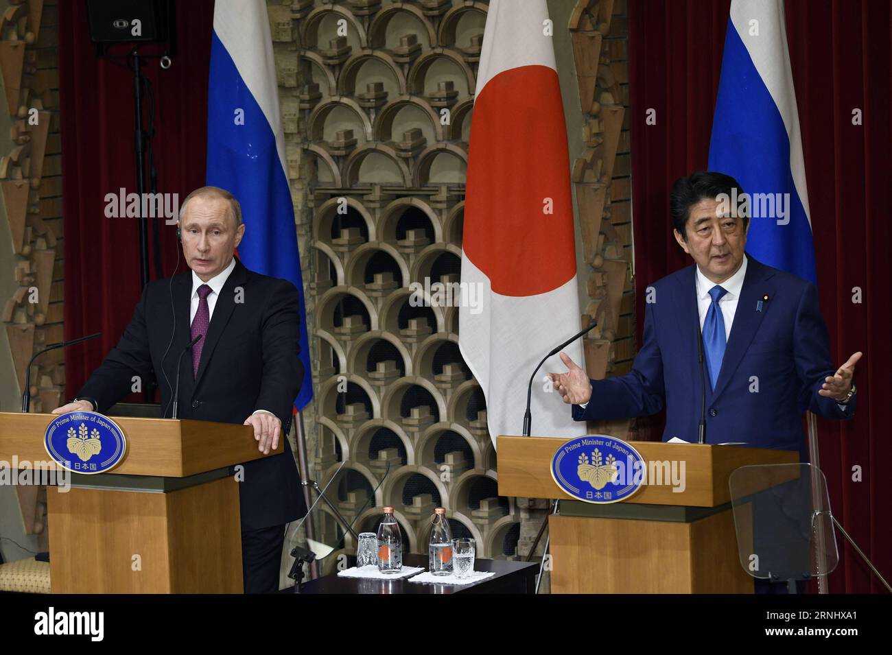 (161216) -- TOKIO, 16. Dezember 2016 () -- der russische Präsident Wladimir Putin (L) und der japanische Premierminister Shinzo Abe nehmen am 16. Dezember 2016 an einer gemeinsamen Pressekonferenz in Abes offiziellem Wohnsitz in Tokio, Japan, Teil. Der russische Präsident Wladimir Putin sagte am Freitag, dass der Inselstreit zwischen Russland und Japan nicht bald gelöst werden kann. () (cl) JAPAN-TOKIO-RUSSLAND-PUTIN-ABE Xinhua PUBLICATIONxNOTxINxCHN Tokio DEZ 16 2016 der russische Präsident Wladimir Putin l und der japanische Premierminister Shinzo ABE nehmen an einer gemeinsamen Pressekonferenz in DER offiziellen ABE-Residenz in Tokio Teil Japan DEZ 16 2016 der russische Präsident Wladimir P Stockfoto