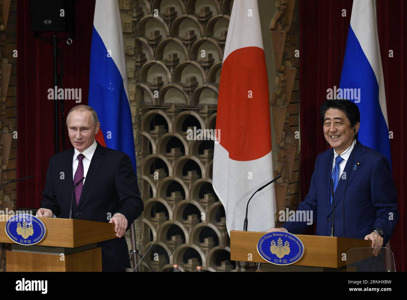 (161216) -- TOKIO, 16. Dezember 2016 () -- der russische Präsident Wladimir Putin (L) und der japanische Premierminister Shinzo Abe nehmen am 16. Dezember 2016 an einer gemeinsamen Pressekonferenz in Abes offiziellem Wohnsitz in Tokio, Japan, Teil. Der russische Präsident Wladimir Putin sagte am Freitag, dass der Inselstreit zwischen Russland und Japan nicht bald gelöst werden kann. () (cl) JAPAN-TOKIO-RUSSLAND-PUTIN-ABE Xinhua PUBLICATIONxNOTxINxCHN Tokio DEZ 16 2016 der russische Präsident Wladimir Putin l und der japanische Premierminister Shinzo ABE nehmen an einer gemeinsamen Pressekonferenz in DER offiziellen ABE-Residenz in Tokio Teil Japan DEZ 16 2016 der russische Präsident Wladimir P Stockfoto