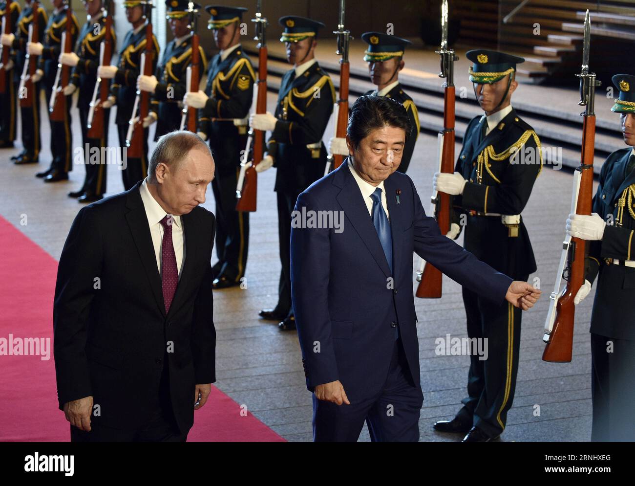 (161216) -- TOKIO, 16. Dezember 2016 () -- der russische Präsident Wladimir Putin (1., L) und der japanische Premierminister Shinzo Abe (2., L) überprüfen einen Ehrenwächter in Abes offiziellem Wohnsitz in Tokio, Japan, 16. Dezember 2016. Der russische Präsident Wladimir Putin sagte am Freitag, dass der Inselstreit zwischen Russland und Japan nicht bald gelöst werden kann. () (cl) JAPAN-TOKIO-RUSSLAND-PUTIN-ABE Xinhua PUBLICATIONxNOTxINxCHN Tokio DEZ 16 2016 russischer Präsident Wladimir Putin 1st l und die japanischen Premierminister Shinzo ABE 2nd l ÜBERPRÜFUNG zur EHRENGARDE in DER offiziellen ABE-Residenz in Tokio Japan DEZ 16 2016 russischer Präsident Wladim Stockfoto