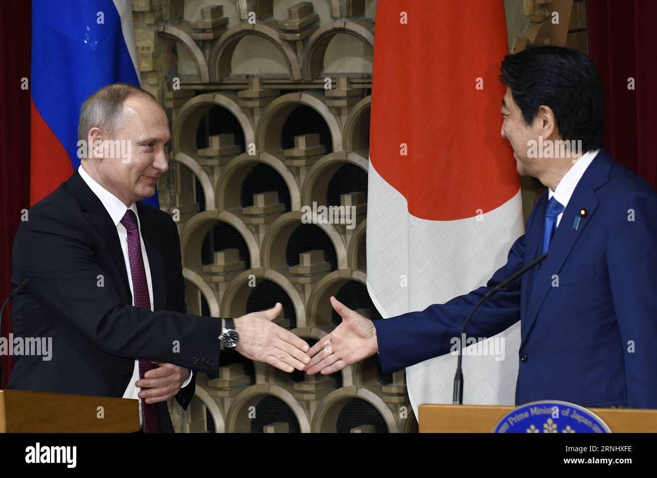 (161216) -- TOKIO, 16. Dezember 2016 () -- der russische Präsident Wladimir Putin (L) schüttelt mit dem japanischen Premierminister Shinzo Abe die Hand, während er am 16. Dezember 2016 eine gemeinsame Pressekonferenz in Abes offiziellem Wohnsitz in Tokio, Japan, veranstaltet. Der russische Präsident Wladimir Putin sagte am Freitag, dass der Inselstreit zwischen Russland und Japan nicht bald gelöst werden kann. () (cl) JAPAN-TOKIO-RUSSLAND-PUTIN-ABE Xinhua PUBLICATIONxNOTxINxCHN Tokio DEZ 16 2016 der russische Präsident Wladimir Putin l gibt den japanischen Ministerpräsidenten Shinzo ABE die Hand und veranstaltet eine gemeinsame Pressekonferenz IN DER offiziellen ABE-Residenz in Tokio, Japan DEC 16 2016 Stockfoto