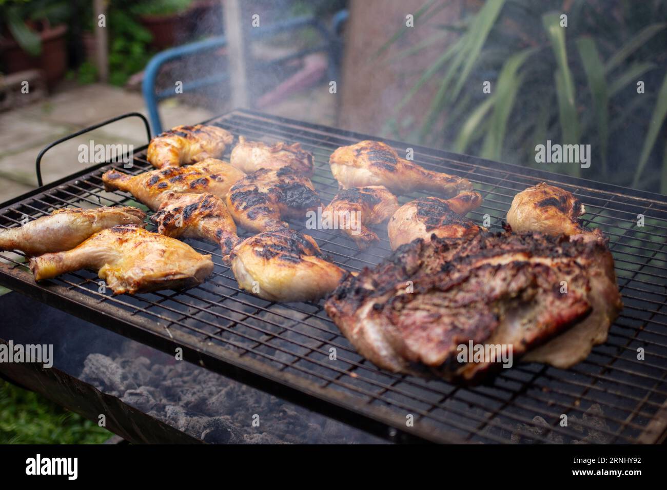 Die chilenischen Feiertage umfassen Braten, Fleisch und Hühner, die im Feuer gegessen werden, als Teil der Traditionen Chiles Stockfoto