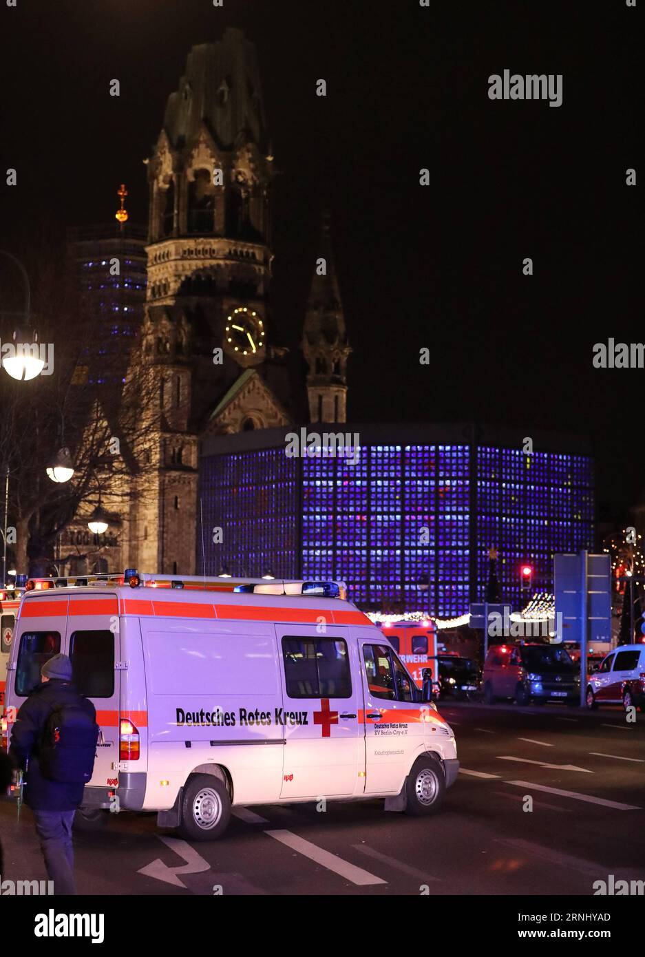 Lkw rast in Weihnachtsmarkt am Breitscheidplatz in Berlin (161219) -- BERLIN, 19. Dezember 2016 -- ein Krankenwagen wird in der Nähe eines LKW-Absturzes auf einem Weihnachtsmarkt in Berlin, Deutschland, am 19. Dezember 2016 gesehen. Ein Lastwagen, der am Montagabend auf einem Weihnachtsmarkt in Berlin in die Menge pflügte, neun Menschen tötete und viele andere verletzte, gab die Berliner Polizei über Twitter bekannt. DEUTSCHLAND-BERLIN-LKW-UNFALL ShanxYuqi PUBLICATIONxNOTxINxCHN Lkw ruhen auf dem Weihnachtsmarkt bei den Verwaltungen in Berlin DEC 19 2016 zum Ambulanzfahrzeug IST Seen in der Nähe des Aufstellungsortes eines LKW-Absturzes AN einem Weihnachtszeichen Stockfoto