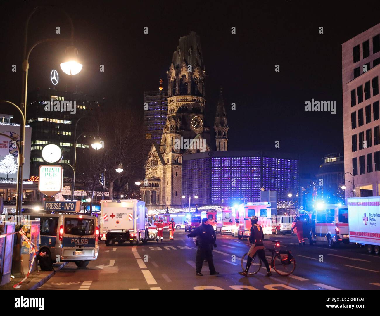 Lkw rast in Weihnachtsmarkt am Breitscheidplatz in Berlin (161219) -- BERLIN, 19. Dezember 2016 -- Polizei sperrt Straßen in der Nähe eines LKW-Absturzes auf einem Weihnachtsmarkt in Berlin, Deutschland, 19. Dezember 2016. Ein Lastwagen, der am Montagabend auf einem Weihnachtsmarkt in Berlin in die Menge pflügte, neun Menschen tötete und viele andere verletzte, gab die Berliner Polizei über Twitter bekannt. DEUTSCHLAND-BERLIN-LKW-UNFALL ShanxYuqi PUBLICATIONxNOTxINxCHN Lkw ruhen auf dem Weihnachtsmarkt bei den Verwaltungen in Berlin DEC 19 2016 Polizei Cordon abseits der Straßen in der Nähe des Aufstellungsortes eines Lkw-Absturzes AUF einem Weihnachtsmarkt in B Stockfoto