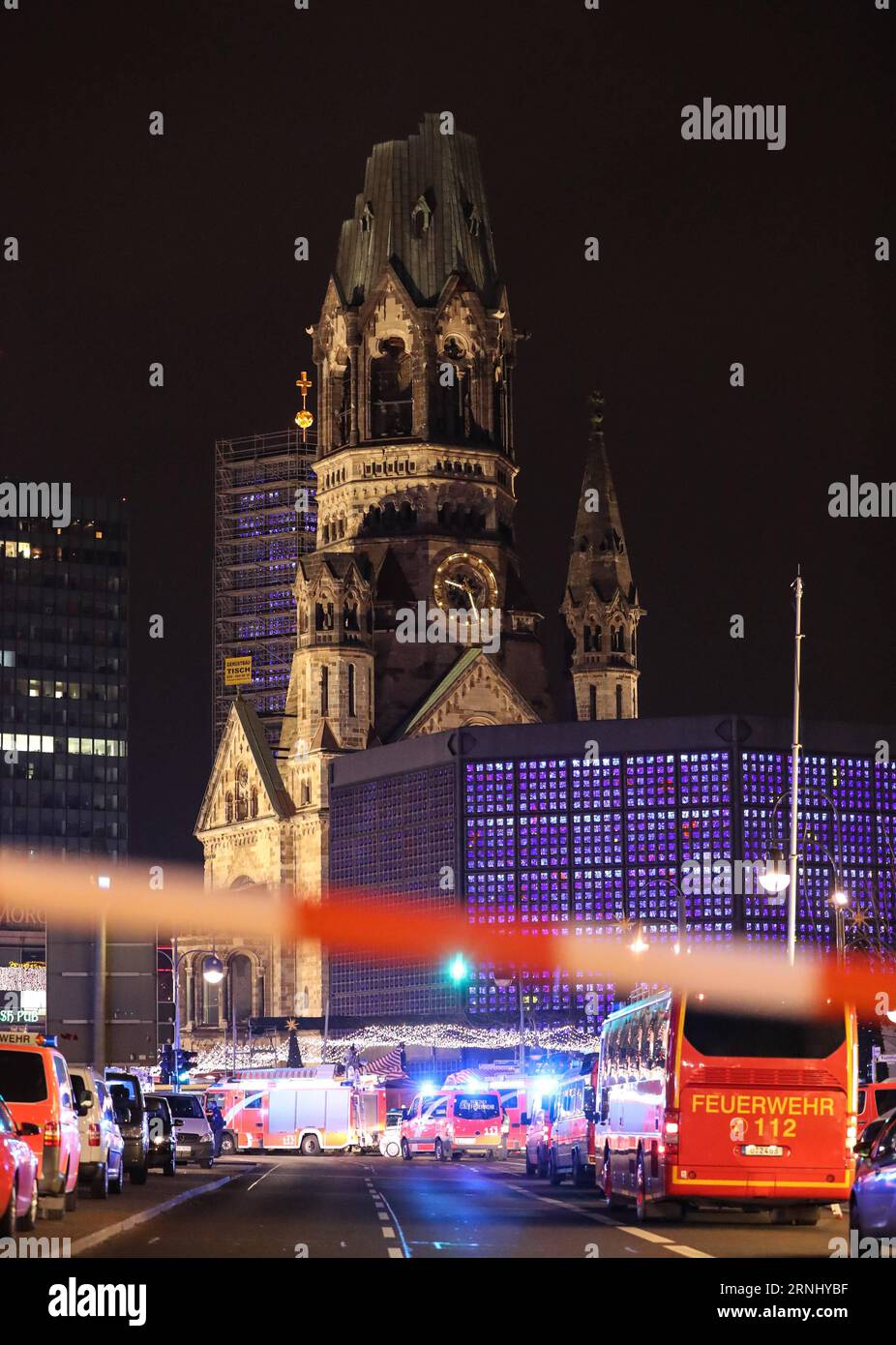 Lkw rast in Weihnachtsmarkt am Breitscheidplatz in Berlin (161219) -- BERLIN, 19. Dezember 2016 -- Rettungsfahrzeuge stehen in der Nähe eines LKW-Absturzes auf einem Weihnachtsmarkt in Berlin, Deutschland, 19. Dezember 2016. Ein Lastwagen, der am Montagabend auf einem Weihnachtsmarkt in Berlin in die Menge pflügte, neun Menschen tötete und viele andere verletzte, gab die Berliner Polizei über Twitter bekannt. DEUTSCHLAND-BERLIN-LKW-UNFALL ShanxYuqi PUBLICATIONxNOTxINxCHN Stockfoto