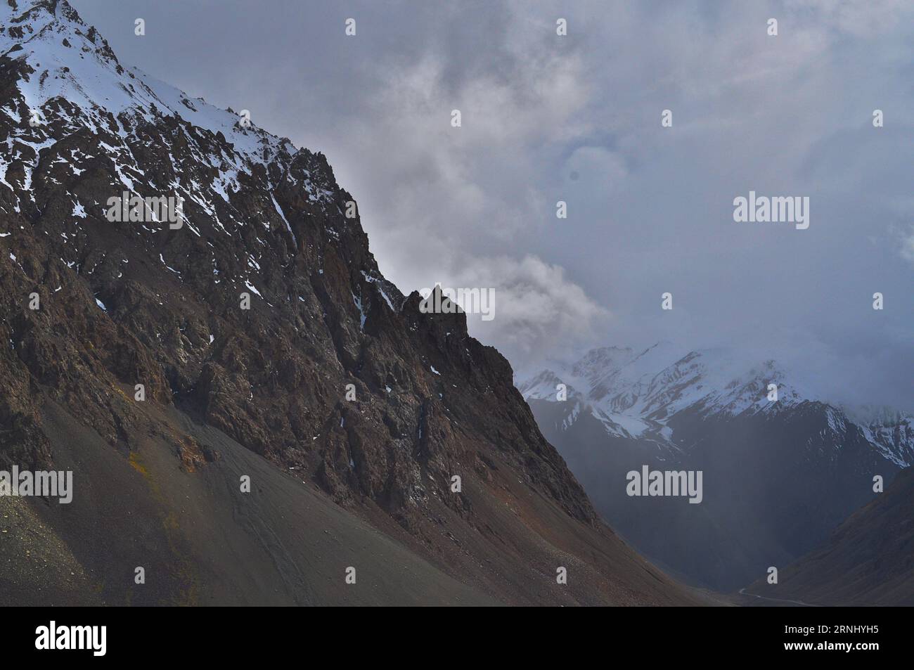 Majestätisches Karakoram: Alpine Schönheit in der Nähe der Grenze zu PakChina Stockfoto