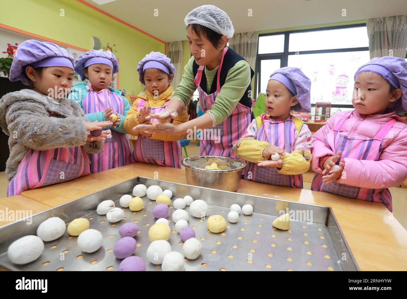 (161221) -- WUXI, 21. Dezember 2016 -- Kinder lernen, Tangyuan, kleine Knödelbällchen aus klebrigem Reismehl und süßen Füllungen zu machen, um die Wintersonnenwende in Wuxi, Ostchinas Provinz Jiangsu, 21. Dezember 2016 zu feiern. Die Wintersonnenwende 2016 fällt am Mittwoch. Die Chinesen betrachten die Wintersonnenwende, die den Beginn der kältesten Periode markiert, als eine goldene Gelegenheit für Familientreffen und eine große Mahlzeit. Knödel und Tangyuan sind ein muss für traditionelle Speisen am Tag in Nord- und Südchina. ) (wx) CHINA-WINTER-SONNENWENDE-FEIERN (CN) TangxYi PUBLICATIONxNOTxINxCHN Stockfoto