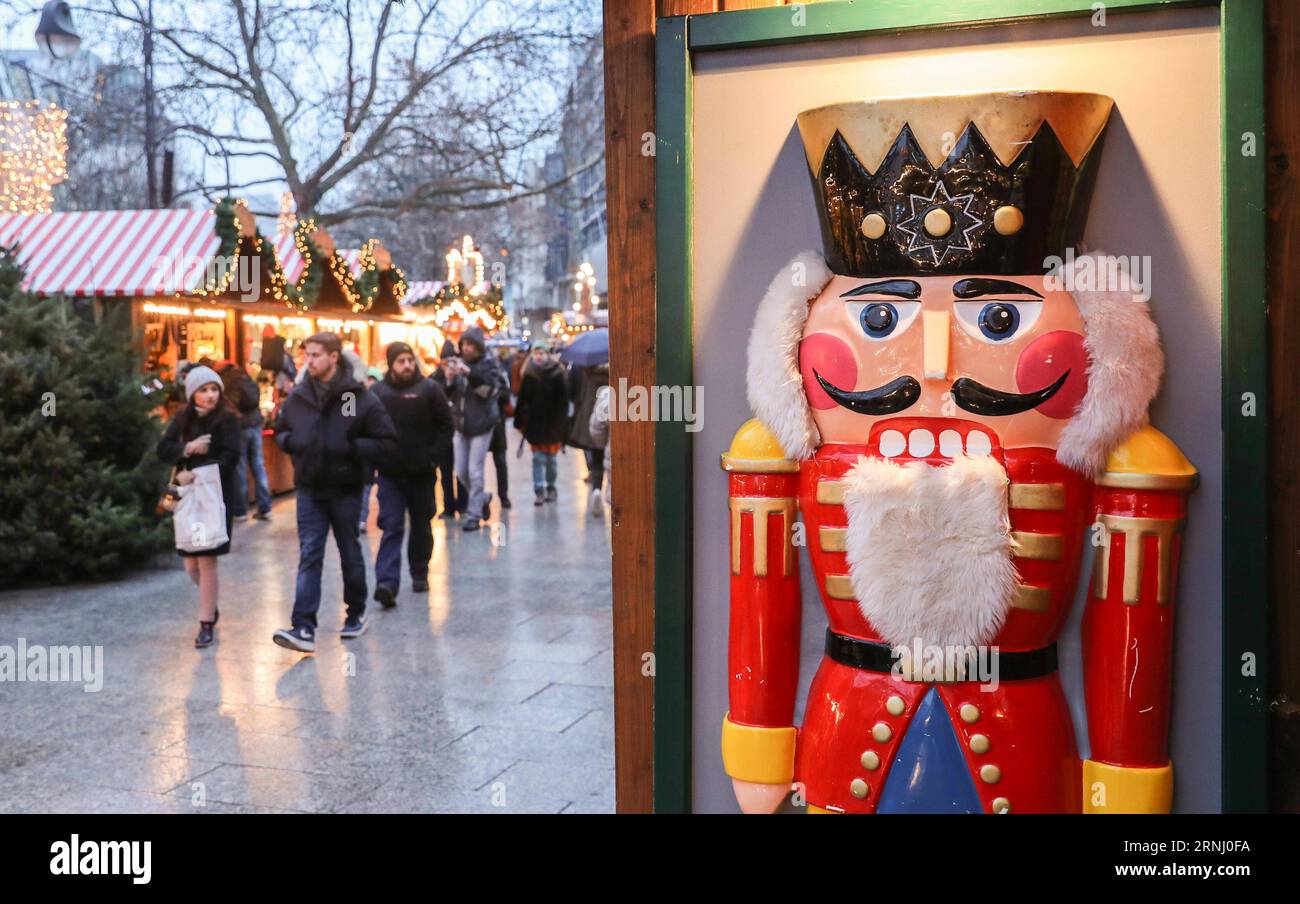 Anschlag in Berlin - Wiedereröffnung Weihnachtsmarkt am Breitscheidplatz (161222) -- BERLIN, 22. Dezember 2016 -- Menschen spazieren auf dem wiedereröffneten Weihnachtsmarkt am Breitscheid-Platz in Berlin, Hauptstadt Deutschlands, am 22. Dezember 2016. Der Weihnachtsmarkt hier wurde am Montag angegriffen und am Donnerstag wieder eröffnet. ) (gl) DEUTSCHLAND-BERLIN-ANGEGRIFFEN WEIHNACHTSMARKT-WIEDERERÖFFNUNG ShanxYuqi PUBLICATIONxNOTxINxCHN Halt in Berlin Wiedereröffnung Weihnachtsmarkt bei Verwaltungen Berlin DEC 22 2016 Prominente spazieren AUF dem wiedereröffneten Weihnachtsmarkt AM Breitscheid-Platz in der Berliner Hauptstadt AM DEC 2 Stockfoto