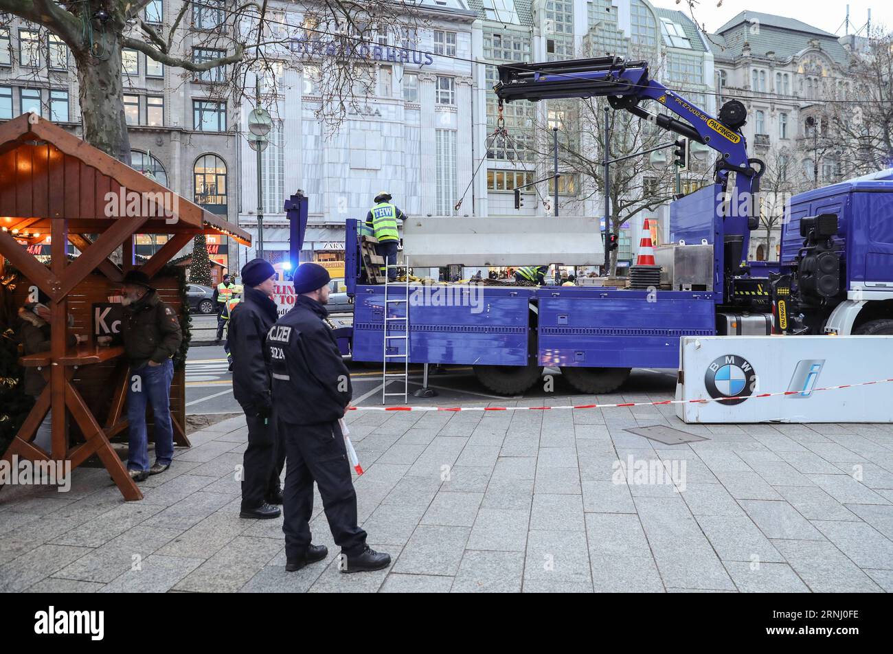 Anschlag in Berlin - Nizzasperren am Breitscheidplatz (161222) -- BERLIN, 22. Dezember 2016 -- Eine Zementbarriere wird von der Polizei um den wiedereröffneten Weihnachtsmarkt am Breitscheid-Platz in Berlin, Hauptstadt, am 22. Dezember 2016 gelegt. Der Weihnachtsmarkt hier wurde am Montag angegriffen und am Donnerstag wieder eröffnet. ) (gl) DEUTSCHLAND-BERLIN-ANGEGRIFFENER WEIHNACHTSMARKT-WIEDERERÖFFNUNG ShanxYuqi PUBLICATIONxNOTxINxCHN Halt in Berlin bei Verwaltungen Berlin DEZ 22 2016 eine Zementbarriere WIRD von der Polizei AM 22. DEZ 2016 um den wiedereröffneten Weihnachtsmarkt AM Breitscheid-Platz in der Berliner Hauptstadt platziert Stockfoto