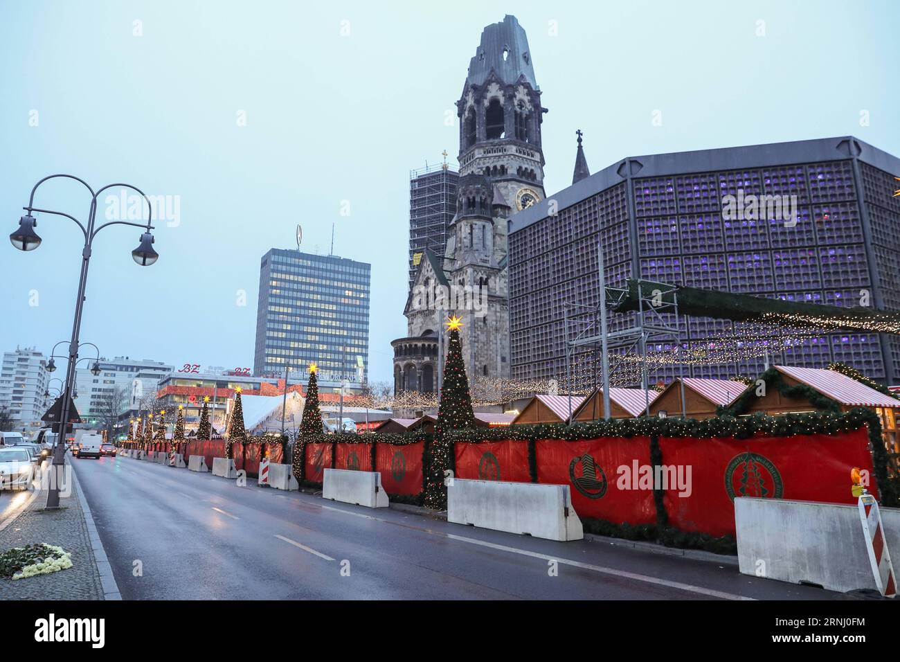 Anschlag in Berlin - Nizzasperren am Breitscheidplatz (161222) -- BERLIN, 22. Dezember 2016 -- Zementbarrieren werden von der Polizei um den wiedereröffneten Weihnachtsmarkt am Breitscheid-Platz in Berlin, Hauptstadt, am 22. Dezember 2016 errichtet. Der Weihnachtsmarkt hier wurde am Montag angegriffen und am Donnerstag wieder eröffnet. ) (gl) DEUTSCHLAND-BERLIN-ANGEGRIFFENER WEIHNACHTSMARKT-WIEDERERÖFFNUNG ShanxYuqi PUBLICATIONxNOTxINxCHN Halt in Berlin bei Verwaltungen Berlin DEZ 22 2016 Zementbarrieren werden von der Polizei AM 22. DEZ 2016 um den wiedereröffneten Weihnachtsmarkt AM Breitscheid-Platz in der Berliner Hauptstadt platziert Stockfoto