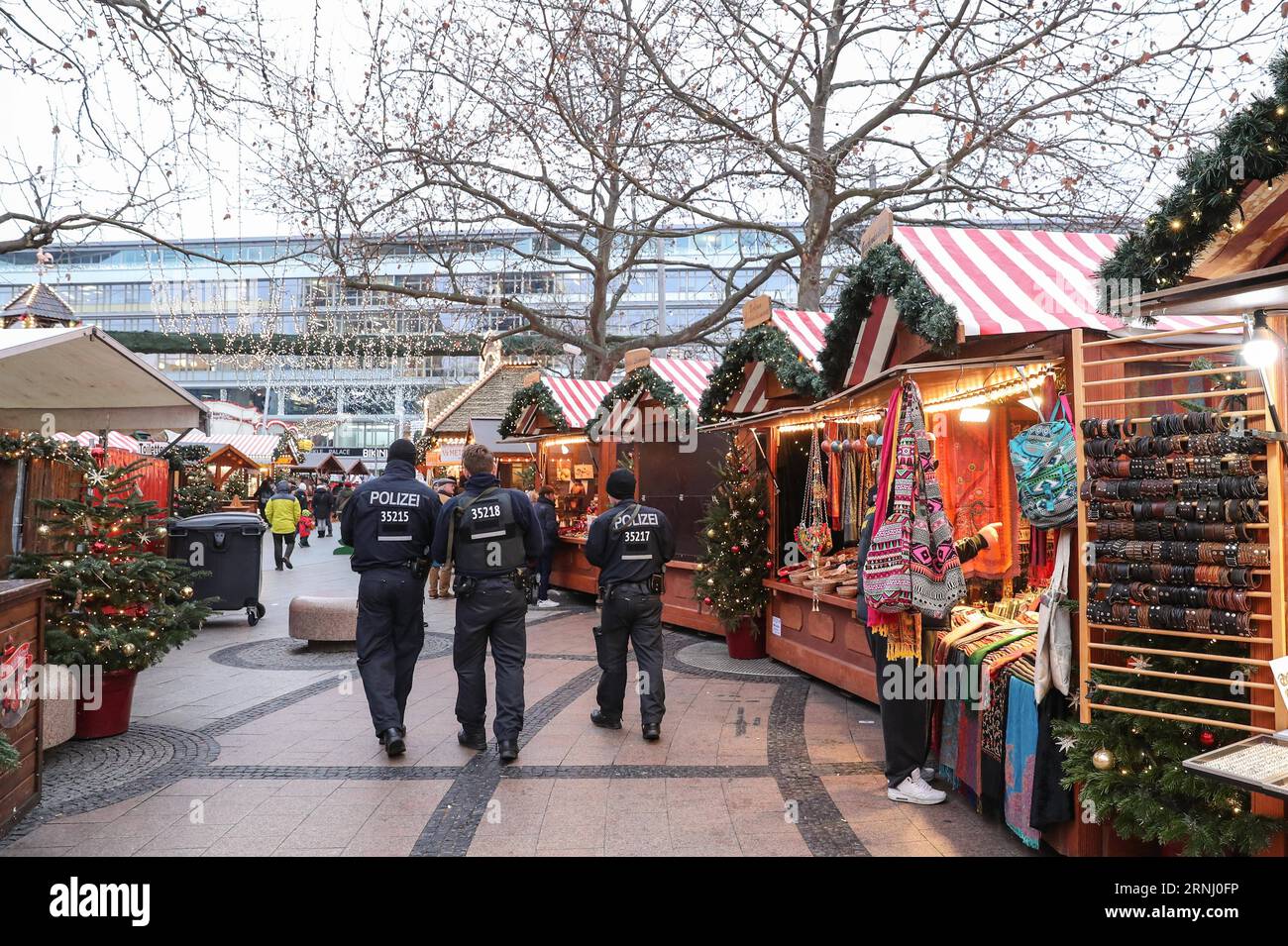 Anschlag in Berlin - Wiedereröffnung Weihnachtsmarkt am Breitscheidplatz (161222) -- BERLIN, 22. Dezember 2016 -- Polizisten patrouillieren auf dem wiedereröffneten Weihnachtsmarkt am Breitscheid-Platz in Berlin, Hauptstadt Deutschlands, am 22. Dezember 2016. Der Weihnachtsmarkt hier wurde am Montag angegriffen und am Donnerstag wieder eröffnet. ) (gl) DEUTSCHLAND-BERLIN-ANGEGRIFFENER WEIHNACHTSMARKT-WIEDERERÖFFNUNG ShanxYuqi PUBLICATIONxNOTxINxCHN Halt in Berlin Wiedereröffnung des Weihnachtsmarktes bei Verwaltungen Berlin DEZ 22 2016 Polizisten Patrouille AUF dem wiedereröffneten Weihnachtsmarkt AM Breitscheid-Platz in der Hauptstadt Berlin AM 22. DEZ 2016 Stockfoto