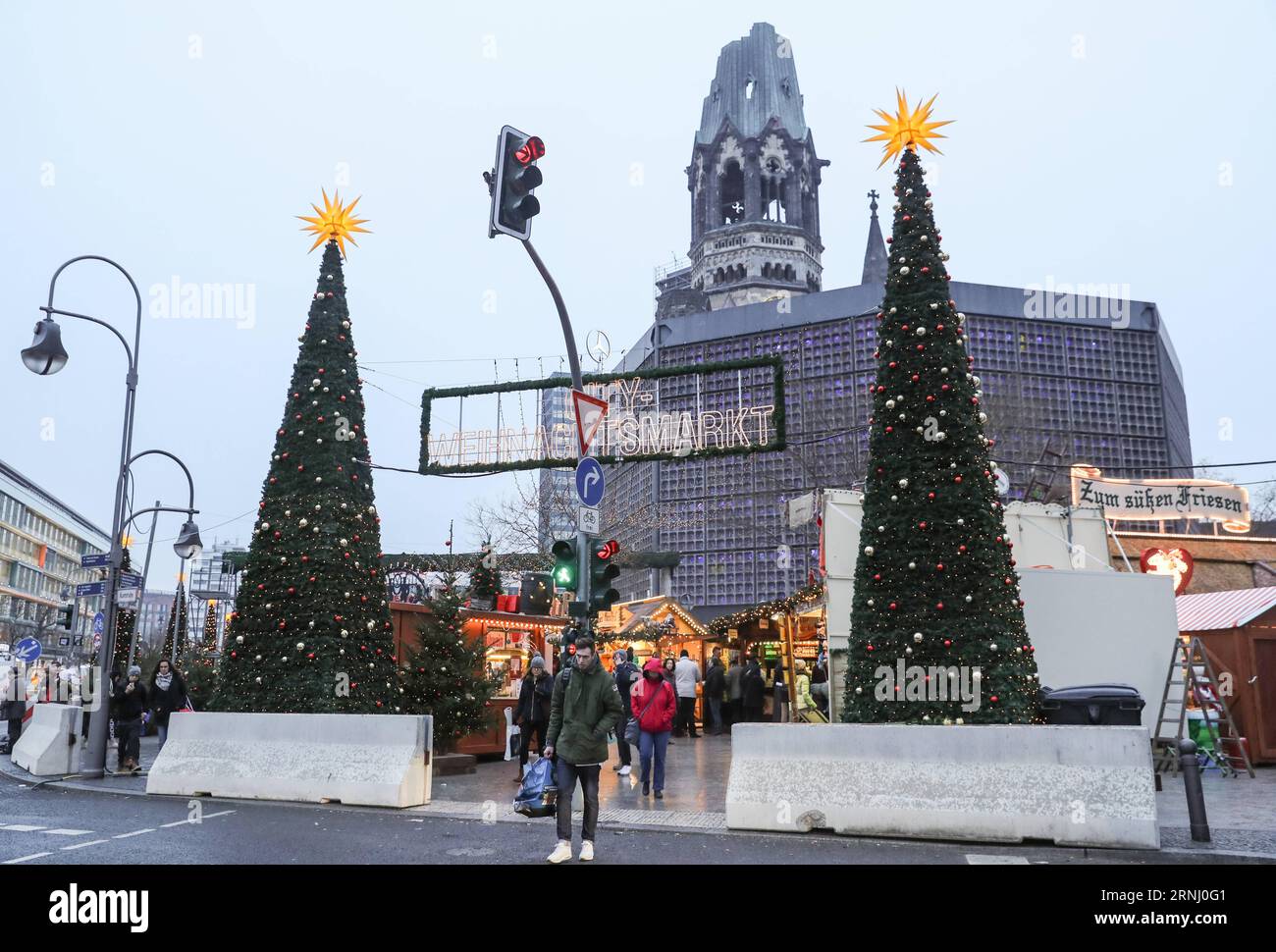 Anschlag in Berlin - Nizzasperren am Breitscheidplatz (161222) -- BERLIN, 22. Dezember 2016 -- Zementbarrieren werden von der Polizei um den wiedereröffneten Weihnachtsmarkt am Breitscheid-Platz in Berlin, Hauptstadt, am 22. Dezember 2016 errichtet. Der Weihnachtsmarkt hier wurde am Montag angegriffen und am Donnerstag wieder eröffnet. ) (gl) DEUTSCHLAND-BERLIN-ANGEGRIFFENER WEIHNACHTSMARKT-WIEDERERÖFFNUNG ShanxYuqi PUBLICATIONxNOTxINxCHN Halt in Berlin bei Verwaltungen Berlin DEZ 22 2016 Zementbarrieren werden von der Polizei AM 22. DEZ 2016 um den wiedereröffneten Weihnachtsmarkt AM Breitscheid-Platz in der Berliner Hauptstadt platziert Stockfoto