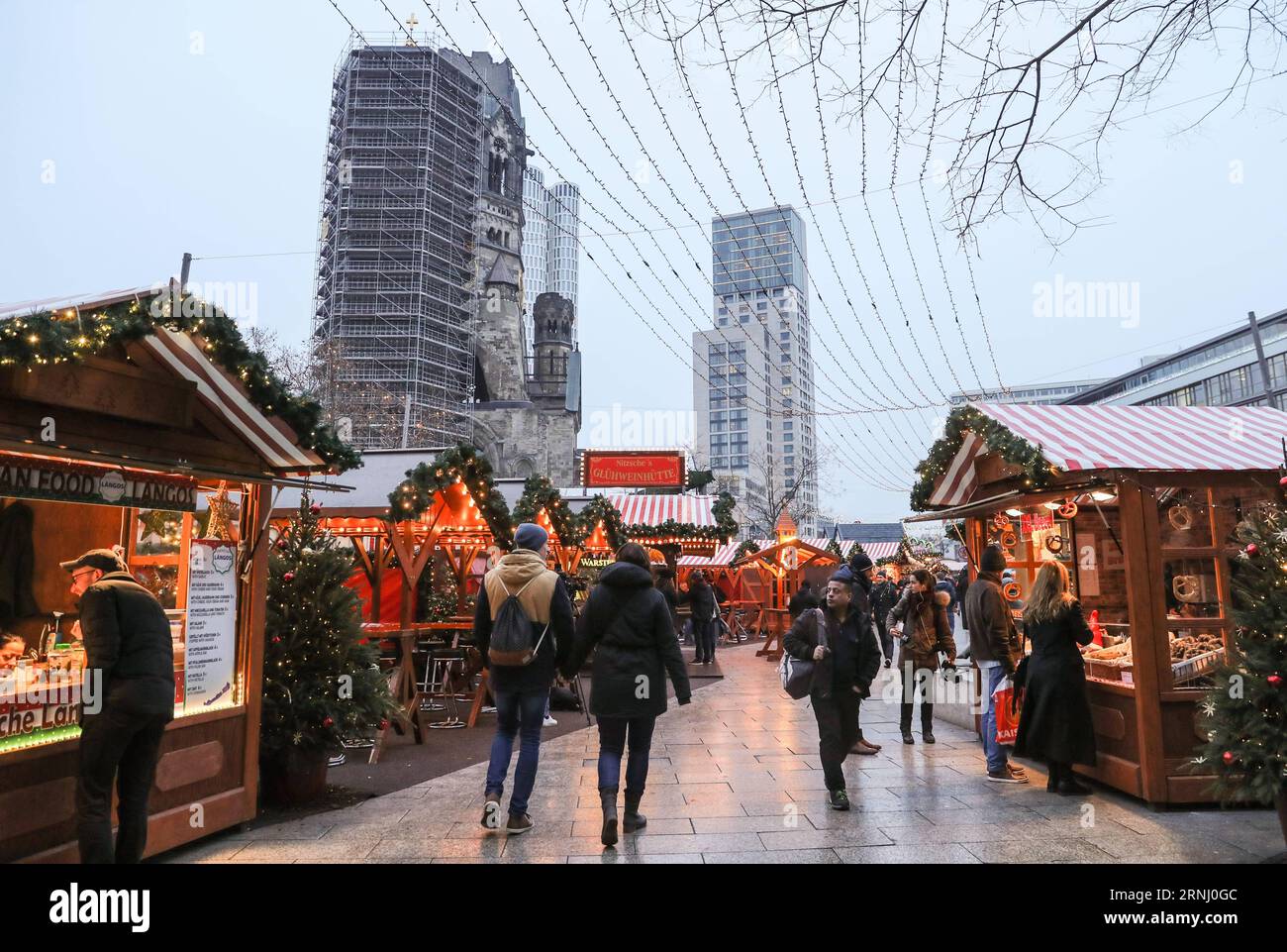 Anschlag in Berlin - Wiedereröffnung Weihnachtsmarkt am Breitscheidplatz (161222) -- BERLIN, 22. Dezember 2016 -- Menschen spazieren auf dem wiedereröffneten Weihnachtsmarkt am Breitscheid-Platz in Berlin, Hauptstadt Deutschlands, am 22. Dezember 2016. Der Weihnachtsmarkt hier wurde am Montag angegriffen und am Donnerstag wieder eröffnet. ) (gl) DEUTSCHLAND-BERLIN-ANGEGRIFFEN WEIHNACHTSMARKT-WIEDERERÖFFNUNG ShanxYuqi PUBLICATIONxNOTxINxCHN Halt in Berlin Wiedereröffnung Weihnachtsmarkt bei Verwaltungen Berlin DEC 22 2016 Prominente spazieren AUF dem wiedereröffneten Weihnachtsmarkt AM Breitscheid-Platz in der Berliner Hauptstadt AM DEC 2 Stockfoto