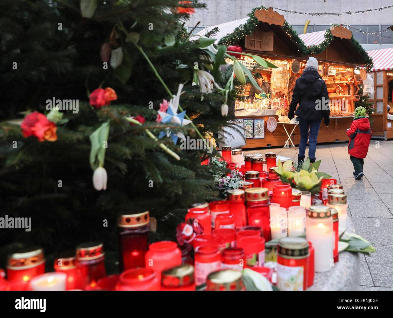 Anschlag in Berlin - Wiedereröffnung Weihnachtsmarkt am Breitscheidplatz (161222) -- BERLIN, 22. Dezember 2016 -- Menschen spazieren auf dem wiedereröffneten Weihnachtsmarkt am Breitscheid-Platz in Berlin, Hauptstadt Deutschlands, am 22. Dezember 2016. Der Weihnachtsmarkt hier wurde am Montag angegriffen und am Donnerstag wieder eröffnet. ) (gl) DEUTSCHLAND-BERLIN-ANGEGRIFFEN WEIHNACHTSMARKT-WIEDERERÖFFNUNG ShanxYuqi PUBLICATIONxNOTxINxCHN Halt in Berlin Wiedereröffnung Weihnachtsmarkt bei Verwaltungen Berlin DEC 22 2016 Prominente spazieren AUF dem wiedereröffneten Weihnachtsmarkt AM Breitscheid-Platz in der Berliner Hauptstadt AM DEC 2 Stockfoto