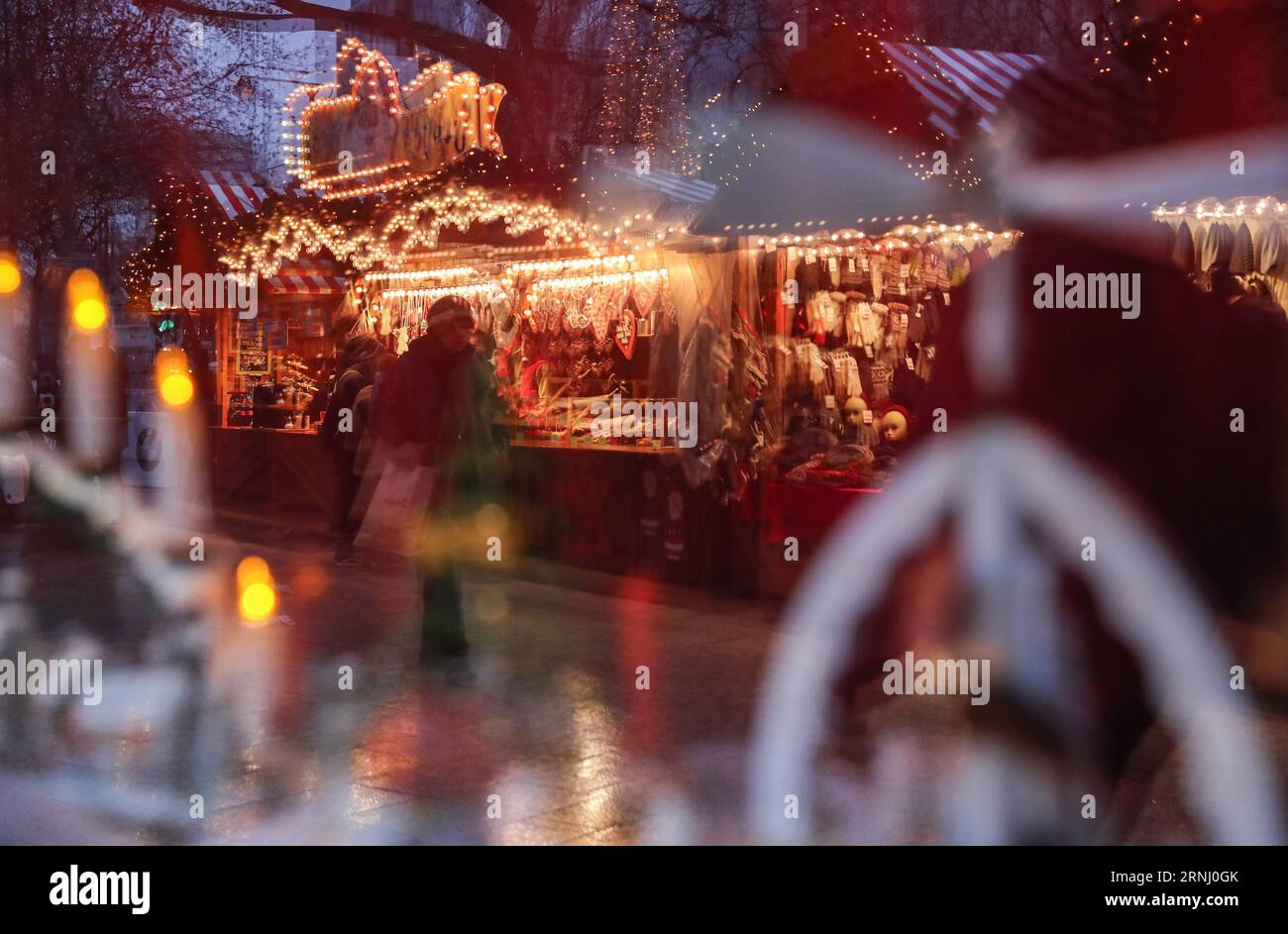 Anschlag in Berlin - Wiedereröffnung Weihnachtsmarkt am Breitscheidplatz (161222) -- BERLIN, 22. Dezember 2016 -- Menschen spazieren auf dem wiedereröffneten Weihnachtsmarkt am Breitscheid-Platz in Berlin, Hauptstadt Deutschlands, am 22. Dezember 2016. Der Weihnachtsmarkt hier wurde am Montag angegriffen und am Donnerstag wieder eröffnet. ) (gl) DEUTSCHLAND-BERLIN-ANGEGRIFFEN WEIHNACHTSMARKT-WIEDERERÖFFNUNG ShanxYuqi PUBLICATIONxNOTxINxCHN Halt in Berlin Wiedereröffnung Weihnachtsmarkt bei Verwaltungen Berlin DEC 22 2016 Prominente spazieren AUF dem wiedereröffneten Weihnachtsmarkt AM Breitscheid-Platz in der Berliner Hauptstadt AM DEC 2 Stockfoto