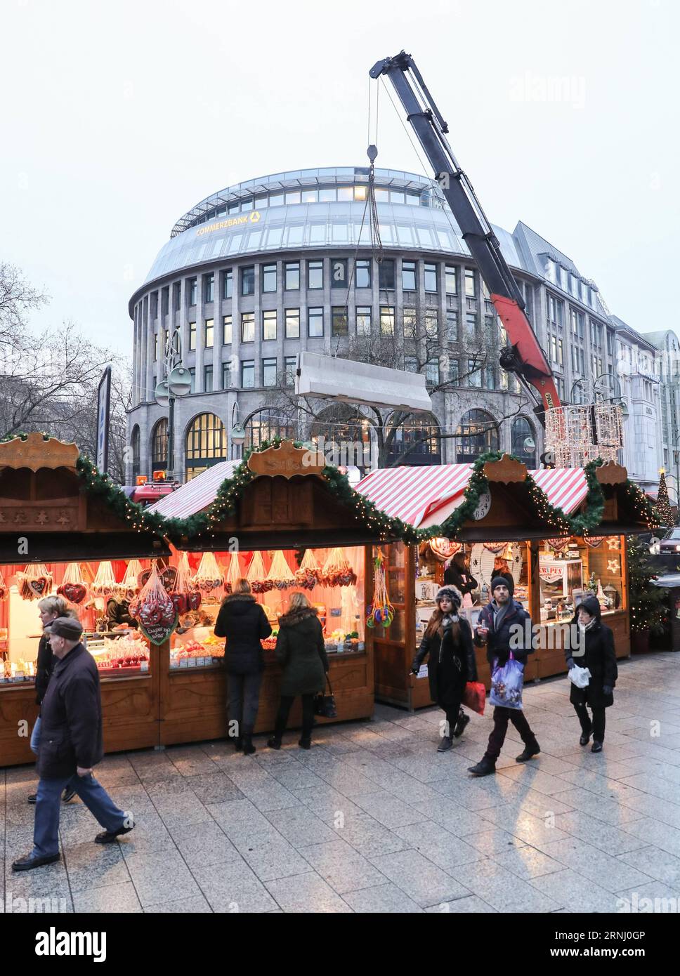 Anschlag in Berlin - Nizzasperren am Breitscheidplatz (161222) -- BERLIN, 22. Dezember 2016 -- Eine Zementbarriere wird von der Polizei um den wiedereröffneten Weihnachtsmarkt am Breitscheid-Platz in Berlin, Hauptstadt, am 22. Dezember 2016 gelegt. Der Weihnachtsmarkt hier wurde am Montag angegriffen und am Donnerstag wieder eröffnet. ) (gl) DEUTSCHLAND-BERLIN-ANGEGRIFFENER WEIHNACHTSMARKT-WIEDERERÖFFNUNG ShanxYuqi PUBLICATIONxNOTxINxCHN Halt in Berlin bei Verwaltungen Berlin DEZ 22 2016 eine Zementbarriere WIRD von der Polizei AM 22. DEZ 2016 um den wiedereröffneten Weihnachtsmarkt AM Breitscheid-Platz in der Berliner Hauptstadt platziert Stockfoto