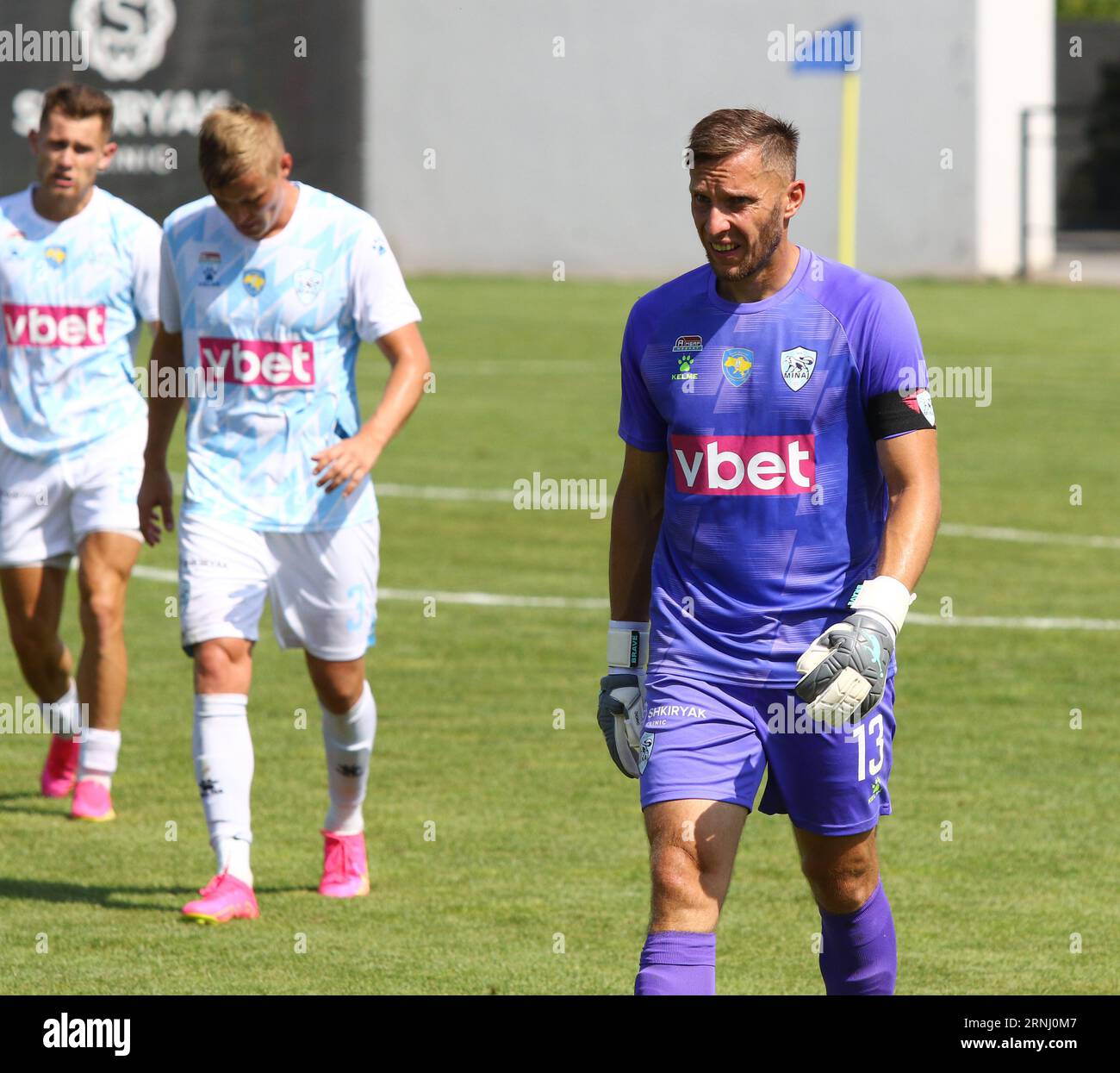 Uschhorod, Ukraine - 27. August 2023: Torhüter Oleksandr Bandura und Spieler des Minaj-Teams verlassen das Spielfeld nach dem Spiel der VBET Ukrainian Premier League gegen Zorya in der Minaj Arena Stockfoto