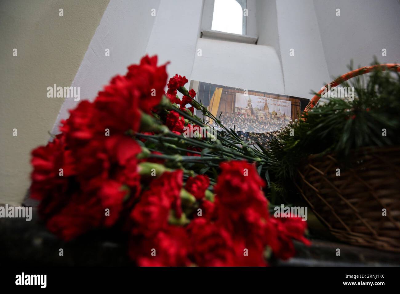 (161225) -- MOSKAU, 25. Dezember 2016 -- Foto aufgenommen am 25. Dezember 2016 zeigt die Blumen, die vor dem Gebäude des Akademischen Ensembles für Gesang und Tanz der russischen Armee in Moskau liegen. Ein Tu-154-Flugzeug des russischen Verteidigungsministeriums mit den Künstlern des Alexandrov Ensembles an Bord stürzte am Sonntag im Schwarzen Meer ab, nachdem er von der Kurstadt Sotschi abhob. (lrz) RUSSLAND-MOSKAU-LUFT CRASH-TRAUER EvgenyxSinitsyn PUBLICATIONxNOTxINxCHN Moscow DEC 25 2016 Foto aufgenommen AM DEC 25 2016 zeigt die Blumen, die außerhalb des Gebäudes des Alexandrov Academic Ensemble of Song and Dance of T liegen Stockfoto