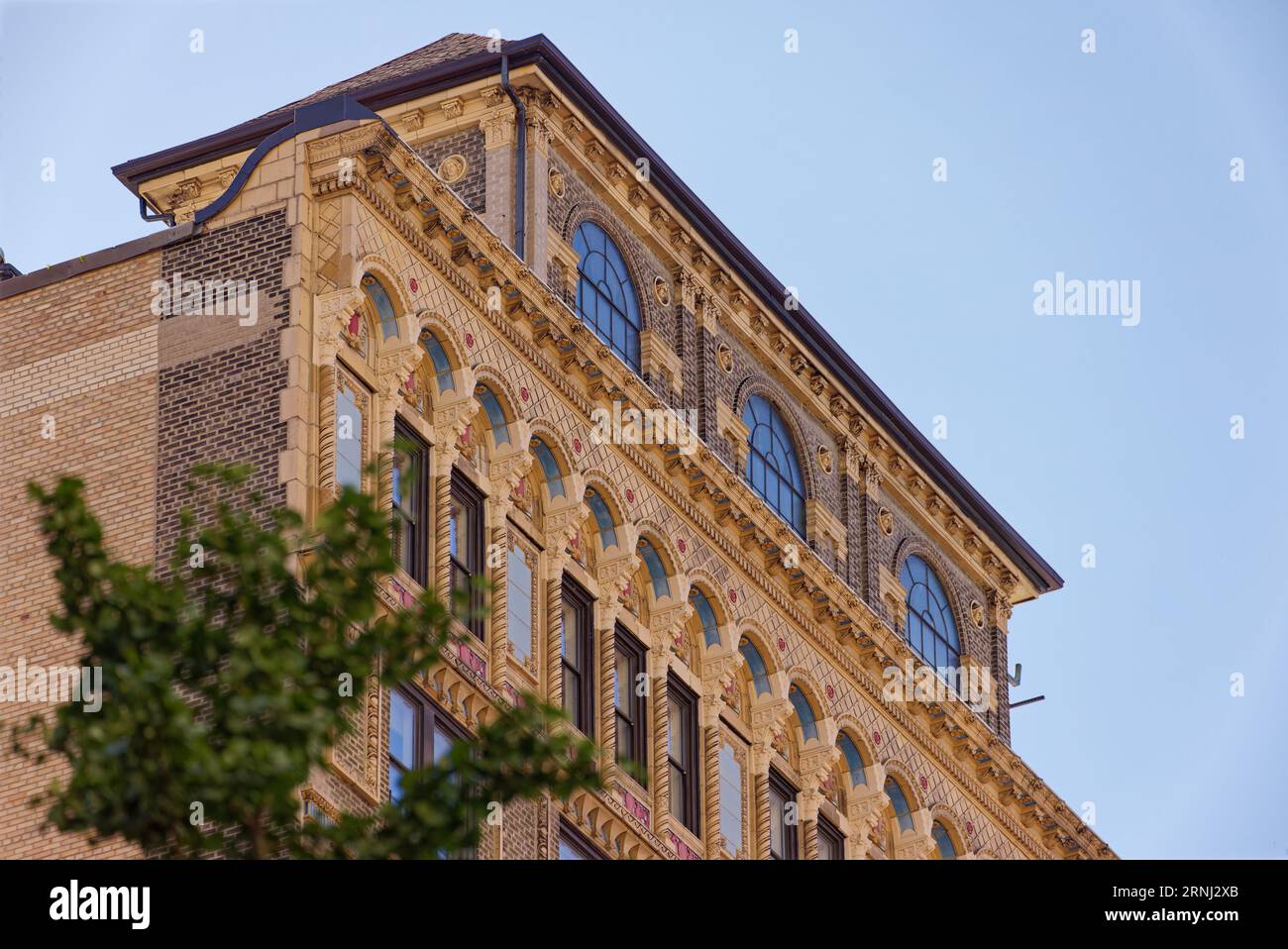 Upper West Side: Bancroft, das von Emery Roth entworfene Wohnhaus an der 40 West 72nd Street, ist bekannt für seine polychrome Terrakotta. Stockfoto