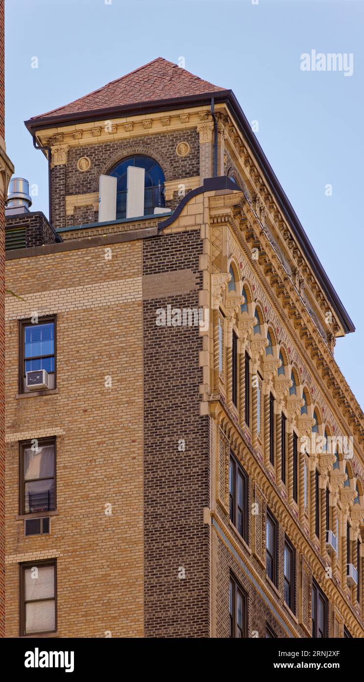 Upper West Side: Bancroft, das von Emery Roth entworfene Wohnhaus an der 40 West 72nd Street, ist bekannt für seine polychrome Terrakotta. Stockfoto