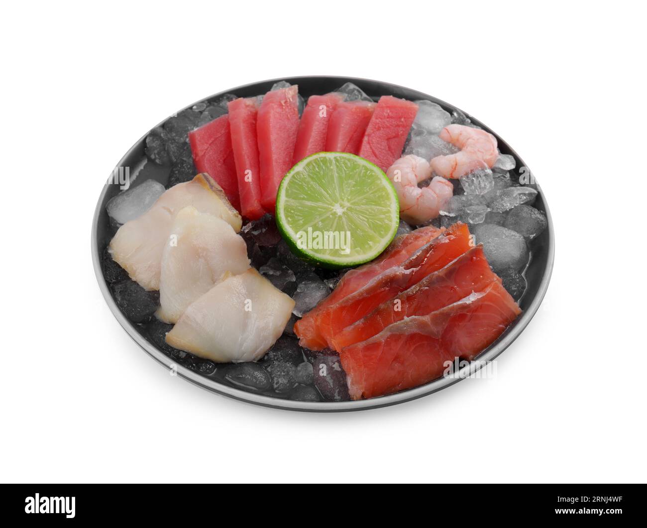 Sashimi-Set (rohe Thunfischscheiben, fettiger Fisch, Lachs und Shrimps) serviert mit Kalk und Eiswürfeln isoliert auf weiß Stockfoto