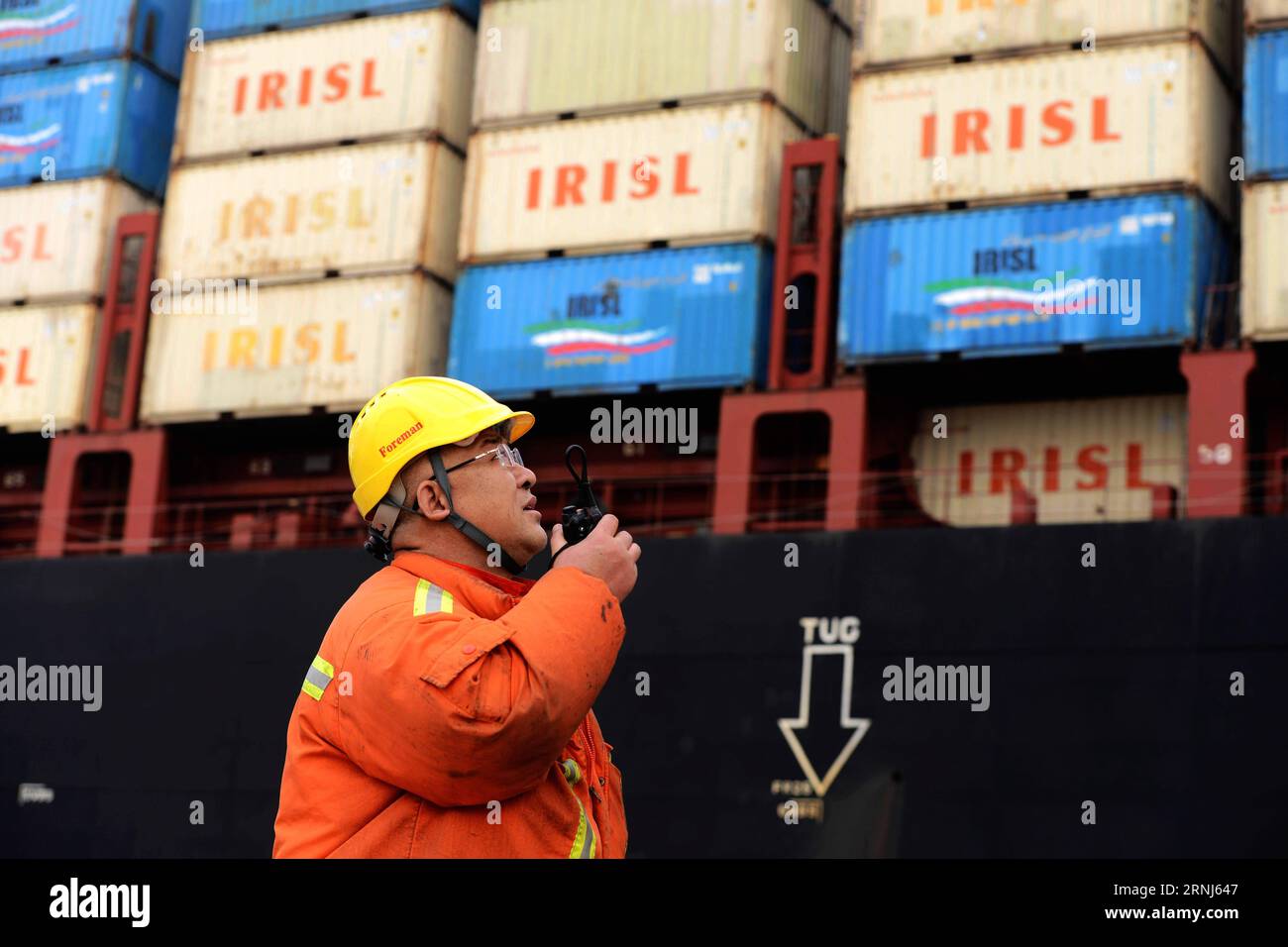 Ein Mitarbeiter arbeitet am Hafen von Qingdao in der ostchinesischen Provinz Shandong, 7. März 2016. Der Durchsatz des Hafens Qingdao erreichte 2016 500,36 Millionen Tonnen und übertraf damit erstmals 500 Millionen Tonnen, was auf Platz sieben der Welt steht, sagte der Hafen am 2. Januar 2017. ) (wf) CHINA-SHANDONG-QINGDAO PORT-THROUGHPUT (CN) YuxFangping PUBLICATIONxNOTxINxCHN ein Mitarbeiter arbeitet AM Hafen von Qingdao in der ostchinesischen Provinz S Shan Dong. März 2016 der Durchsatz des Hafens von Qingdao erreichte 2016 500 36 Millionen Tone über 500 Millionen Tone und rangierte damit erstmals sieben in der World the Port sagte AM 2. Januar 201 Stockfoto