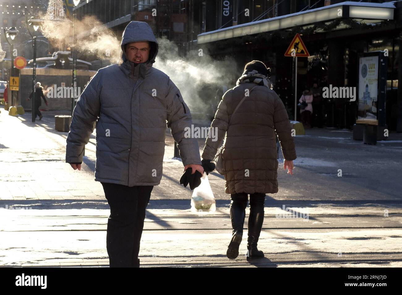 HELSINKI, 5. Januar 2017 - Fußgänger gehen in Helsinki, Finnland, 5. Januar 2017 auf der Straße. In den ersten Tagen des neuen Jahres hat Finnland einen plötzlichen Rückgang der Wintertemperaturen erlebt. Die Behörden haben Frostwarnungen gegeben, um die Bewohner daran zu erinnern, sich warm zu halten und Gesundheitsrisiken zu vermeiden. In der Hauptstadt Helsinki, die sich im südlichen Küstengebiet befindet, sanken die Temperaturen am Freitag auf weniger als minus 19 Grad Celsius, während in Muonio im Nordwesten Lapplands die Temperaturen am Donnerstag auf minus 40 Grad Celsius sanken. ) (Djj) FINNLAND-HELSINKI-PLÖTZLICHER TEMPERATURABFALL SergeixSt Stockfoto
