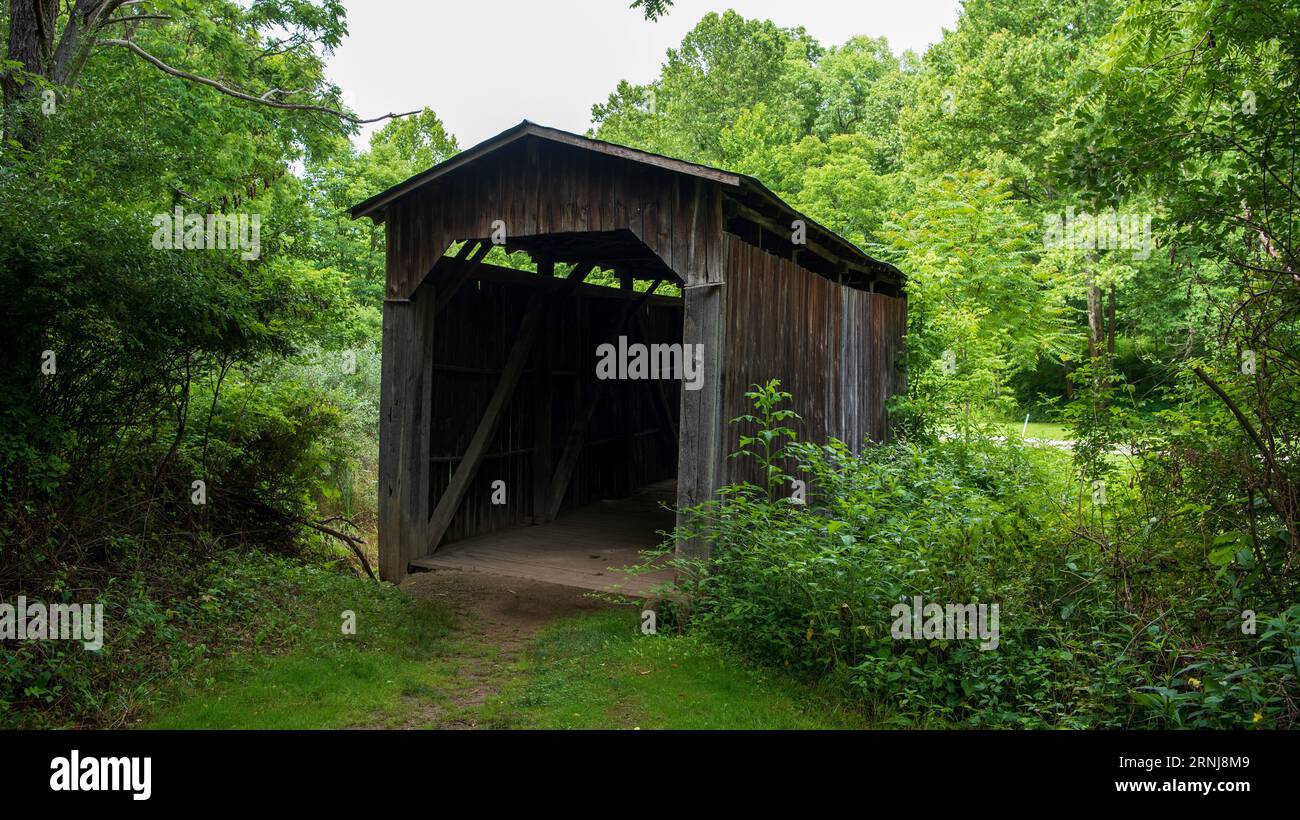 Bridge # 35-58-41 die Milton Dye oder Sawmill Covered Bridge ist eine mehrfache Kingpost Truss, die ursprünglich 1915 im Noble County gebaut wurde. Sie wurde 196 verlegt Stockfoto