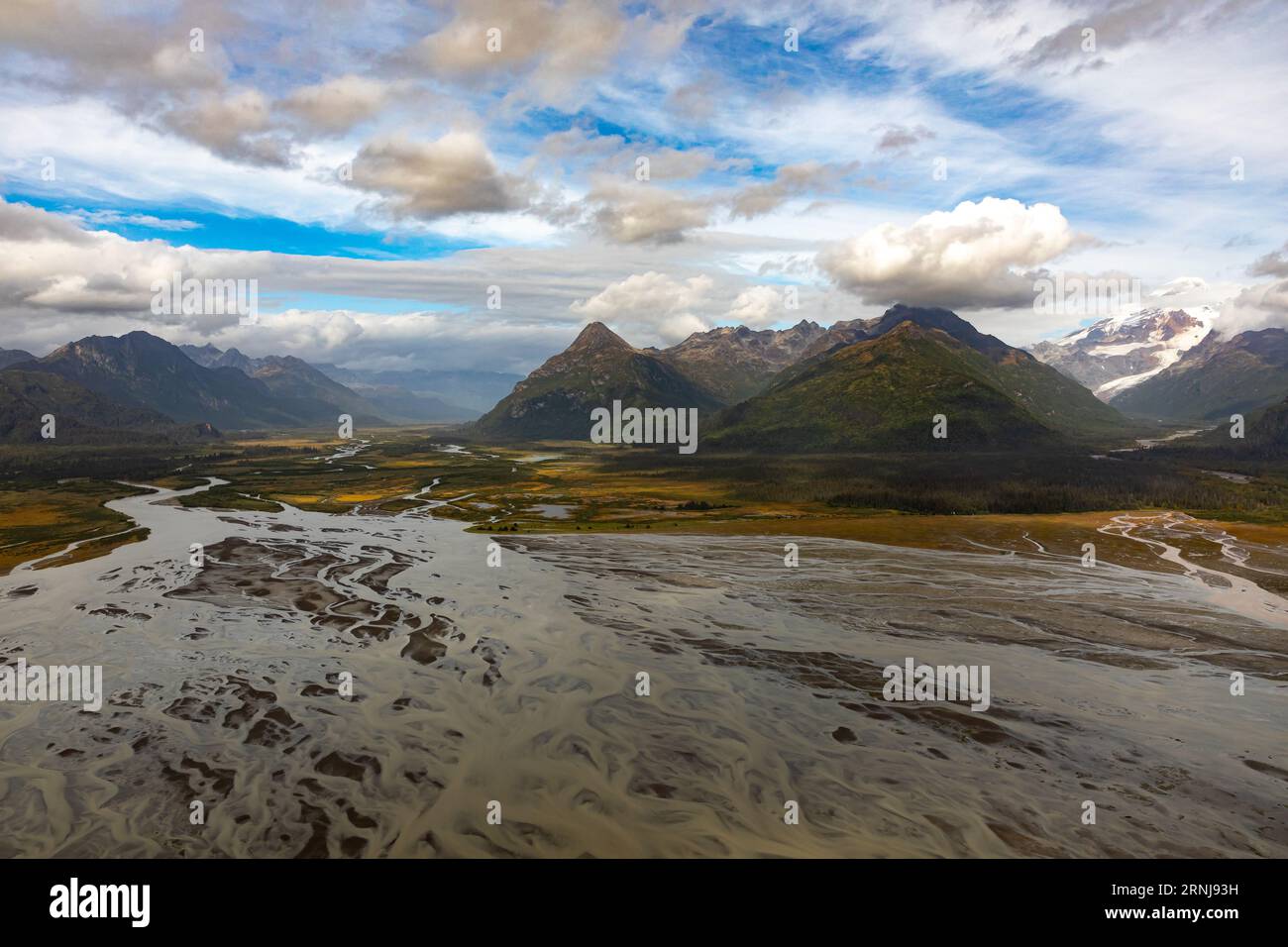 Blick aus der Vogelperspektive auf das unberührte Wildnis River Valley und das geflochtene schlammige Delta von Chinita Bay, Alaska Stockfoto