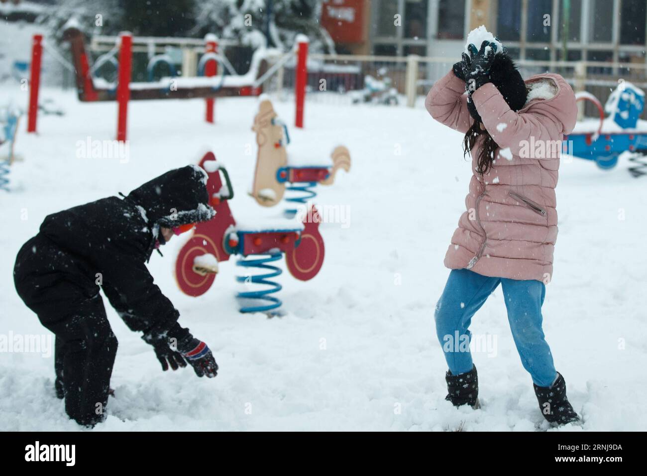 (170109) -- GOLANHÖHEN, 9. Januar 2017 -- Kinder spielen im Schnee in El Rom auf den Golanhöhen, 9. Januar 2017. ) MIDEAST-GOLAN-HÖHEN-SCHNEE JINI PUBLICATIONxNOTxINxCHN Golan-HÖHEN 9. Januar 2017 Kinder spielen im Schnee in El Rom AUF den Golan-HÖHEN 9. Januar 2017 Mideast Golan-HÖHEN Schnee Jini PUBLICATIONxNOTxINxCHN Stockfoto