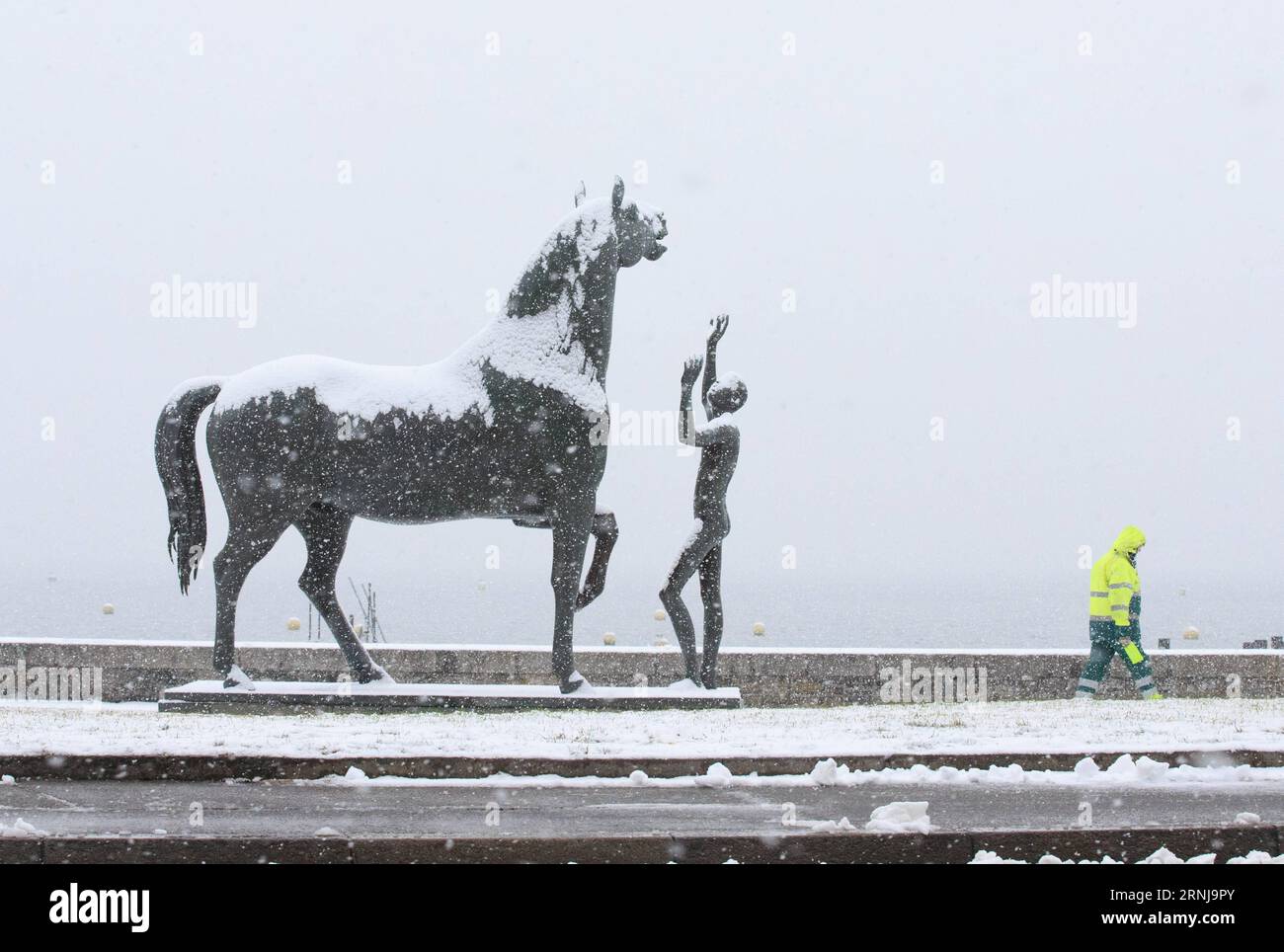 (170110) -- GENF, 10. Januar 2017 -- Ein Arbeiter läuft im Schnee am Ufer des Genfer Sees entlang, in Genf, Schweiz, 10. Januar 2017. Eine Kältewelle fegte den europäischen Kontinent mit eisigen Temperaturen und starken Schneefällen in letzter Zeit, die mehrere Menschen töteten. ) (Sxk) SCHWEIZ-GENF-SCHNEE XuxJinquan PUBLICATIONxNOTxINxCHN Genf 10. Januar 2017 ein Arbeiter wandert im Schnee entlang der Bank des Genfer Sees in Genf 10. Januar 2017 eine Kältewelle fegte den europäischen Kontinent mit eisigen Temperaturen und starken Schneefällen, die vor kurzem mehrere Prominente getötet HABEN Stockfoto