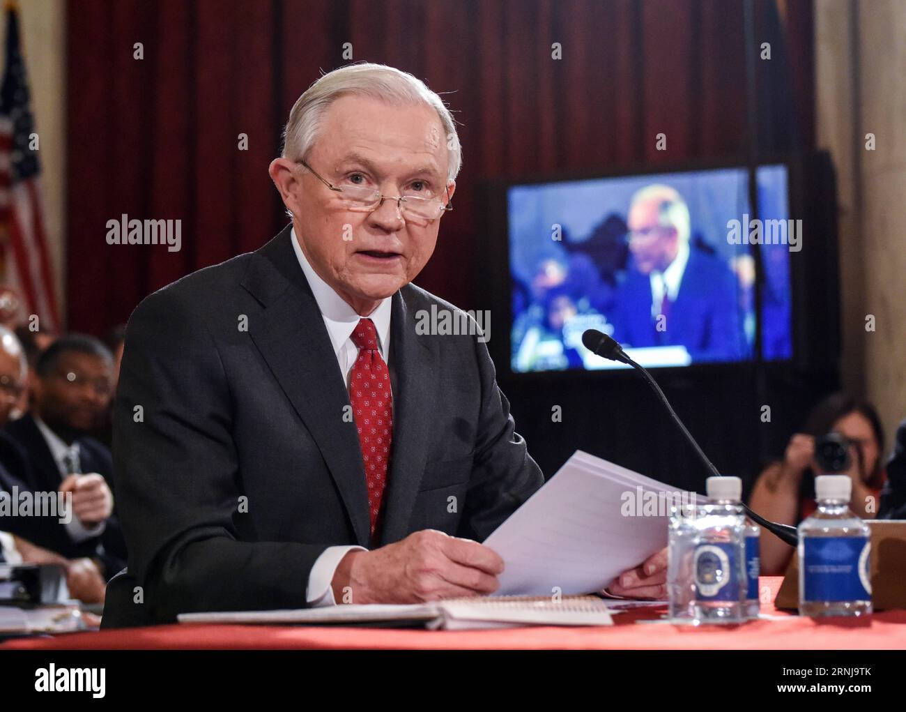 Der designierte Attorney Jeff Sessions bezeugt seine Nominierungsanhörung vor dem Justizausschuss des Senats am Capitol Hill in Washington D.C., USA, am 10. Januar, 2017.)(yy) U.S.-WASHINGTON D.C.-NOMINATION HEARING-JEFF SESSIONS baoxdandan PUBLICATIONxNOTxINxCHN Attorney General Designiert Jeff Sessions bezeugt BEI seiner Nominierung Anhörung vor dem Senate Judiciary Committee ON Capitol Hill in Washington D C die Vereinigten Staaten 10. Januar 2017 Yy US Washington D C Nominierung Hearing Jeff Sessions baoxdICandIONCHINxN Stockfoto