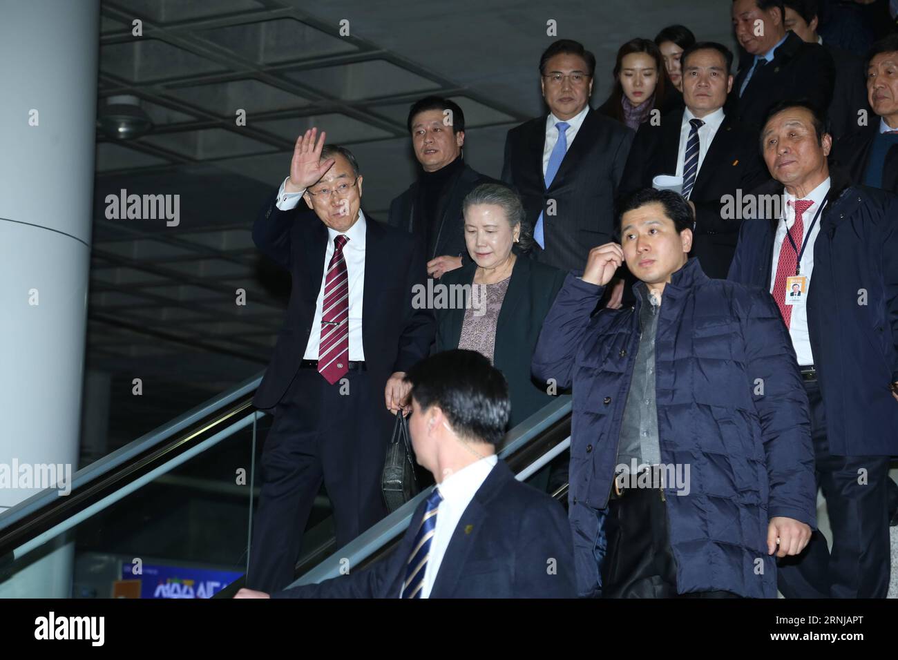 (170112) -- INCHEON, 12. Januar 2017 -- Ban Ki-moon (1. L), ehemaliger Generalsekretär der Vereinten Nationen, bereitet sich darauf vor, den Zug des Airport Express in Incheon zum Bahnhof von Seoul, Südkorea, am 12. Januar 2017 zu nehmen. Der ehemalige UN-Generalsekretär Ban Ki-moon versuchte am Donnerstag, seine menschenfreundliche Identität unter Beweis zu stellen, als er nach dem Ende seiner zehnjährigen Amtszeit in der obersten Position der UN in sein Heimatland Südkorea zurückkehrte. ) (Sxk) SÜDKOREA-INCHEON-BAN KI-MOON-RECEPTION LeexSang-ho PUBLICATIONxNOTxINxCHN 170112 Incheon Jan 12 2017 Ban KI Moon 1st l ehemaliger Generalsekretär Stockfoto